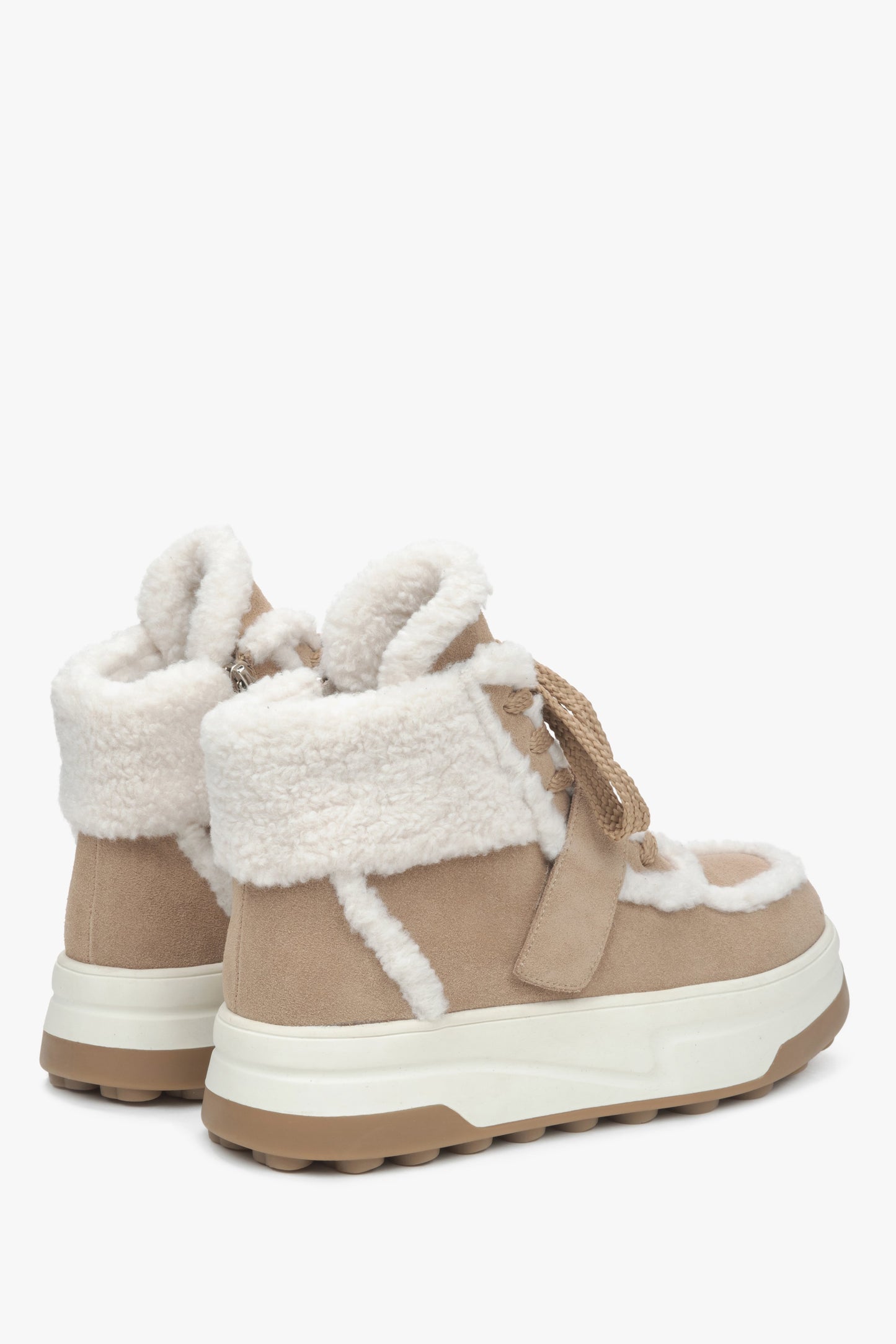Damen-Winterstiefeletten in Beige aus Velours mit warmem Wollfutter von Estro – Fersenansicht des Schuhs.