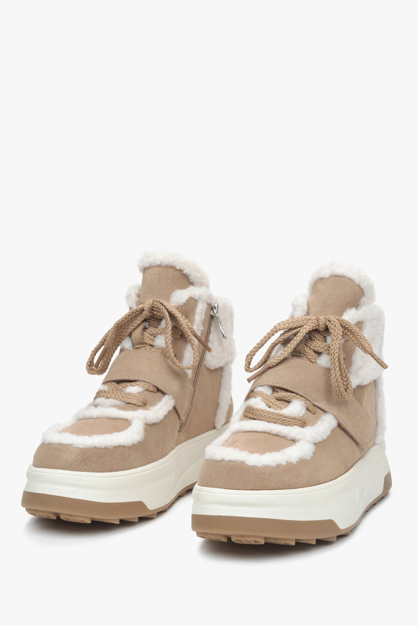 Damen-Winterstiefeletten in Beige aus Velours mit Wollfutter von Estro – Vorderpartie des Schuhs.