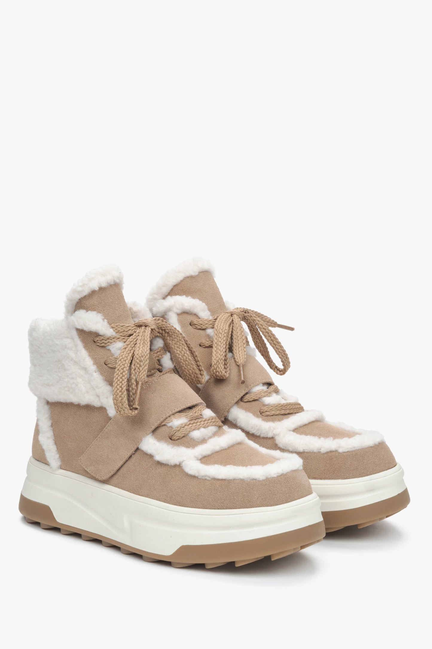Beige Damen-Stiefeletten aus Velours mit Wollfutter für den Winter von Estro.