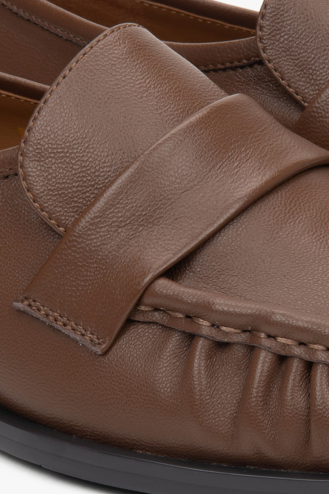 Brauner Lederschuh für Damen auf weißem Hintergrund mit feiner Raffung – Estro ER00117192