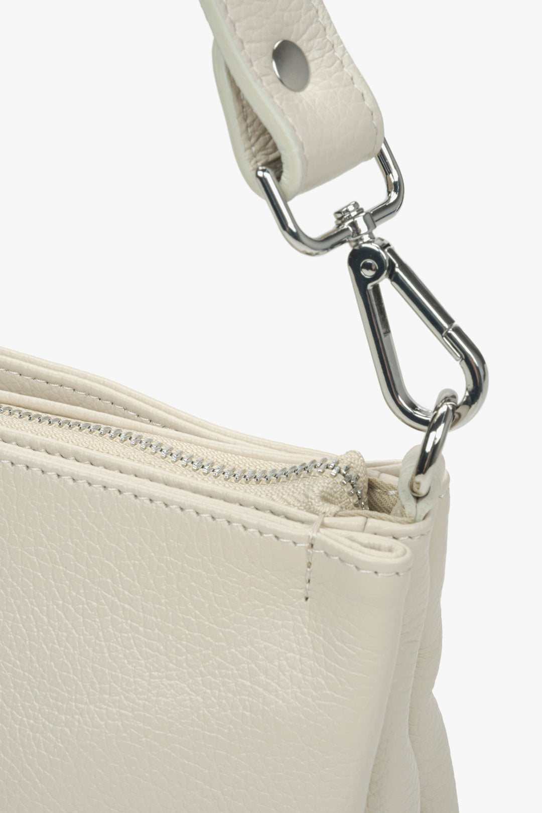 Hellbeige Damen-Umhängetasche aus echtem Leder von Estro – Nahaufnahme des Innenraums des Modells.