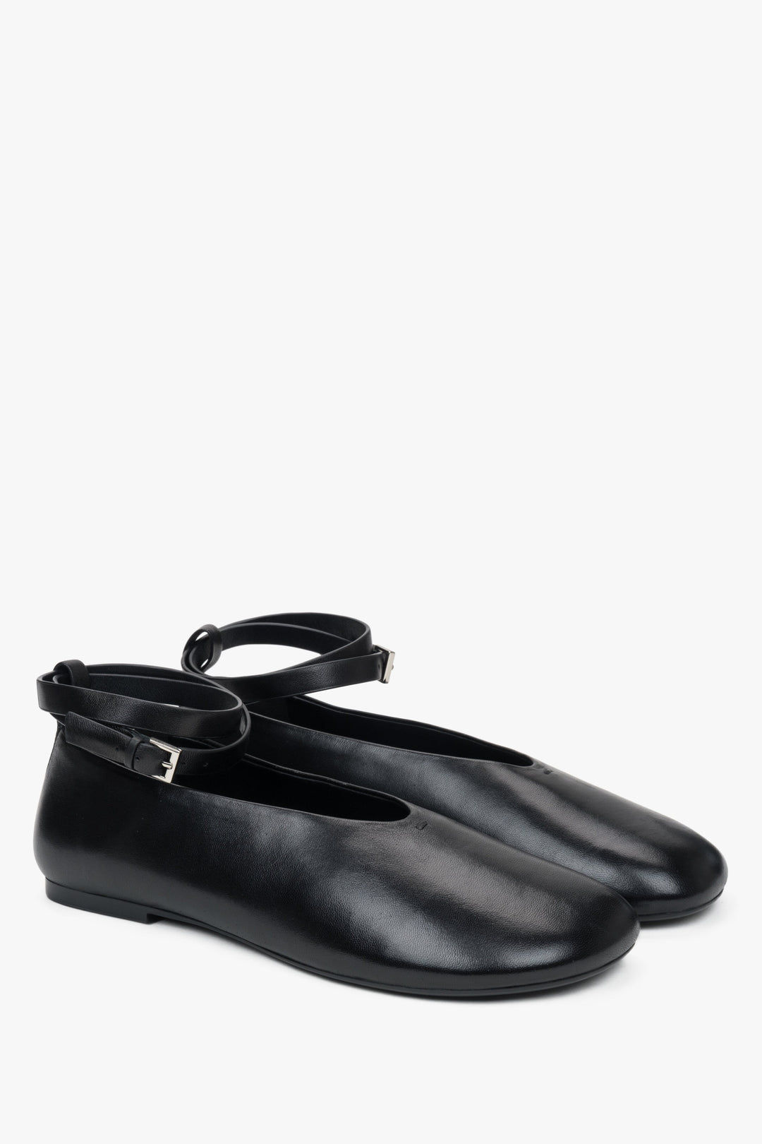 Elegante Ballerinas aus schwarzem Leder mit flacher Sohle und Riemchen am Knöchel, Estro ER00117187