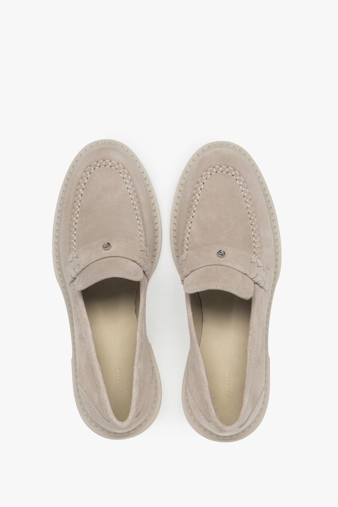 Seitenansicht eines beigen Estro Loafers mit flachem Absatz und edlem Velours-Finish, Estro ER00117003.