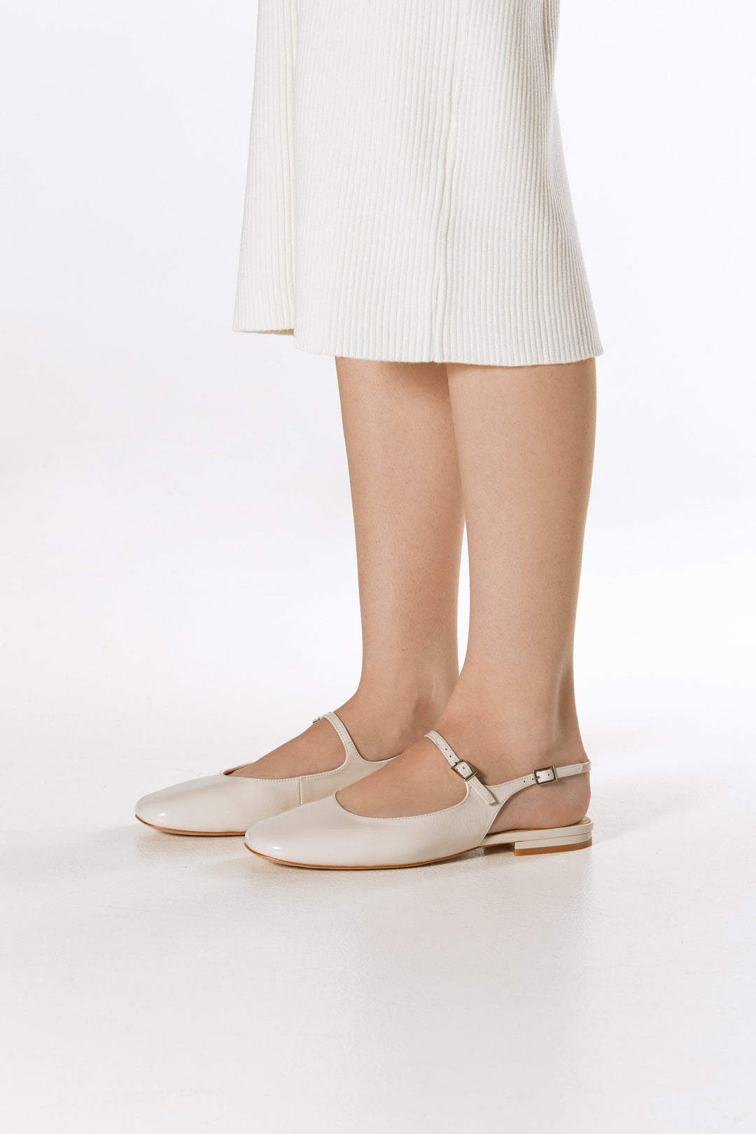Hellbeige Slingback-Ballerinas aus Lackleder für Damen – Tragebild.