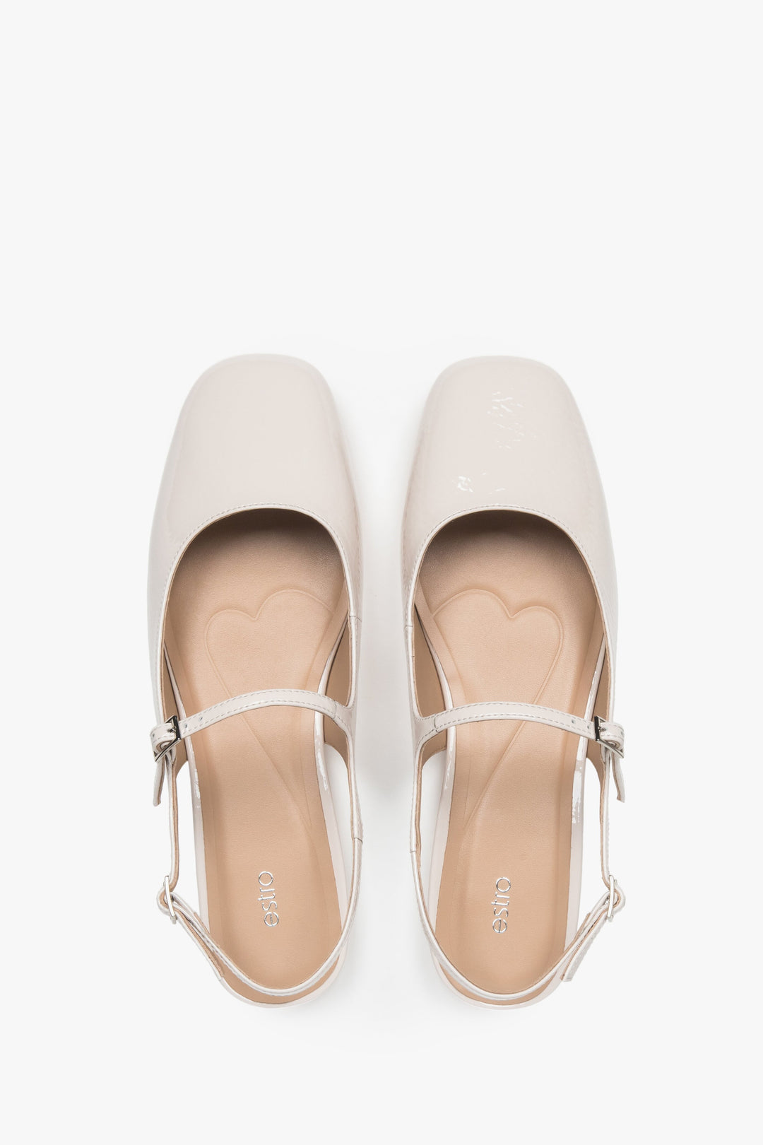 Estro Damen Slingback-Ballerinas aus hellbeigem Lackleder.