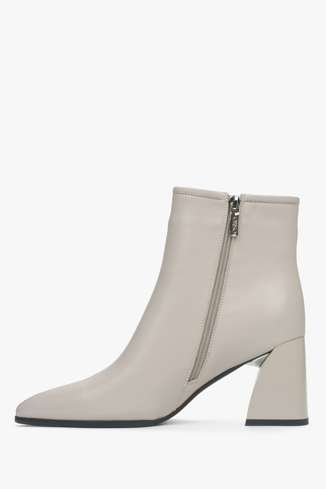 Spitzer Damenschuh aus hellbeigem Leder mit Blockabsatz Estro ER00115878