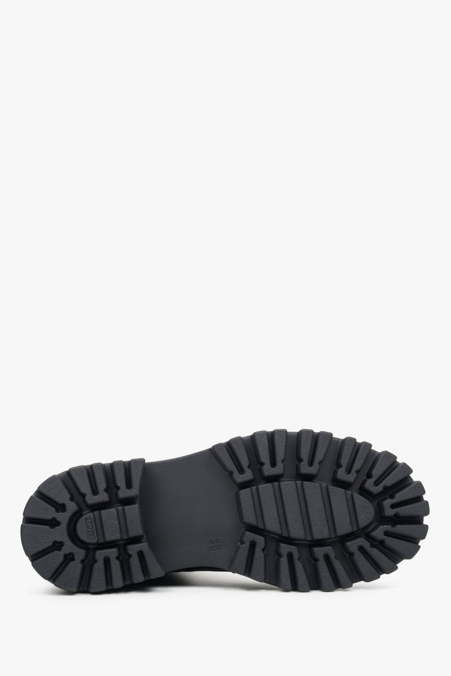 Schwarze, kurze Damenstiefeletten aus Naturleder von Estro – Nahaufnahme der Schuhsohle.