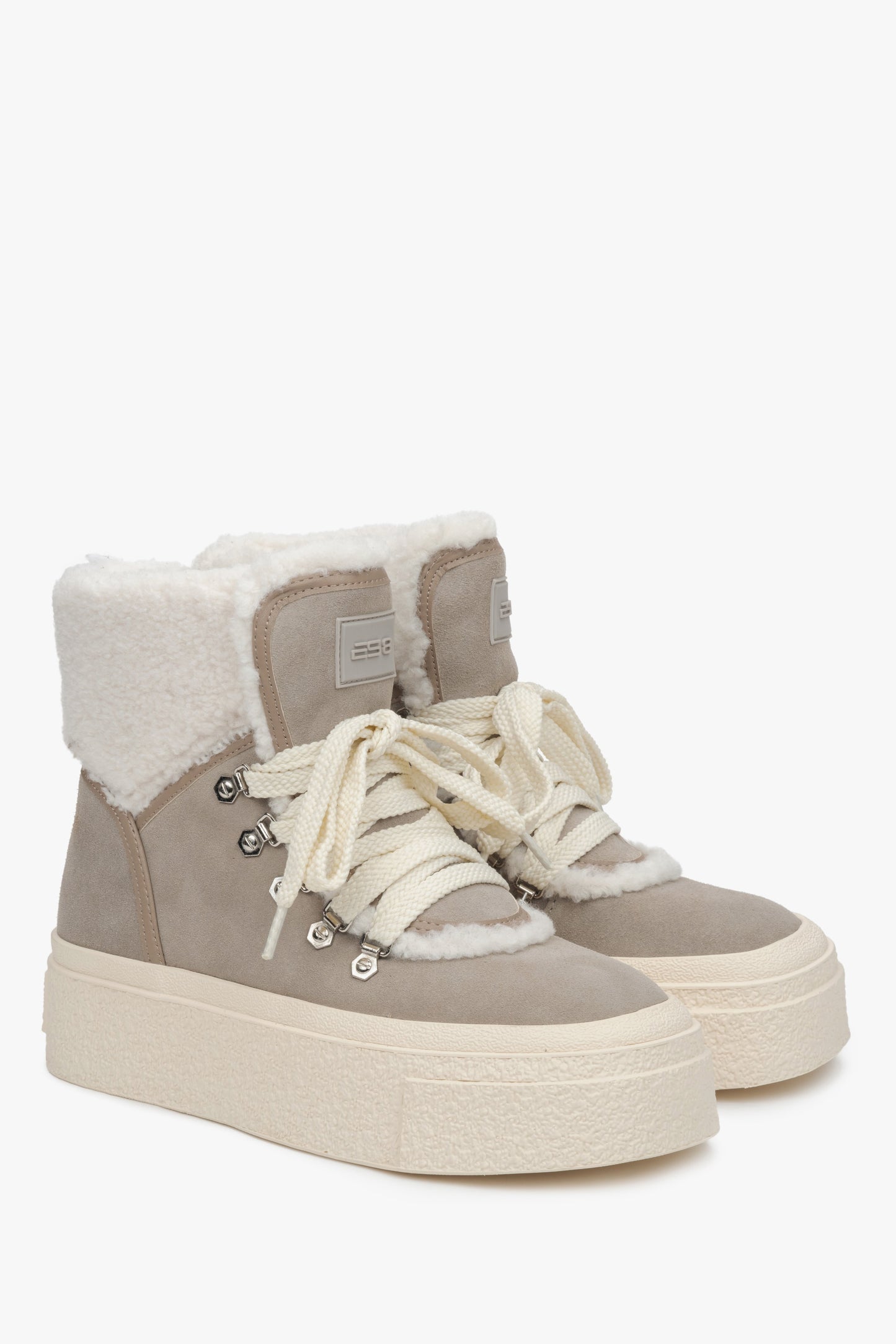 Damen-Winterstiefeletten in Grau mit Fellfutter – Seitenprofil der Schuhe.
