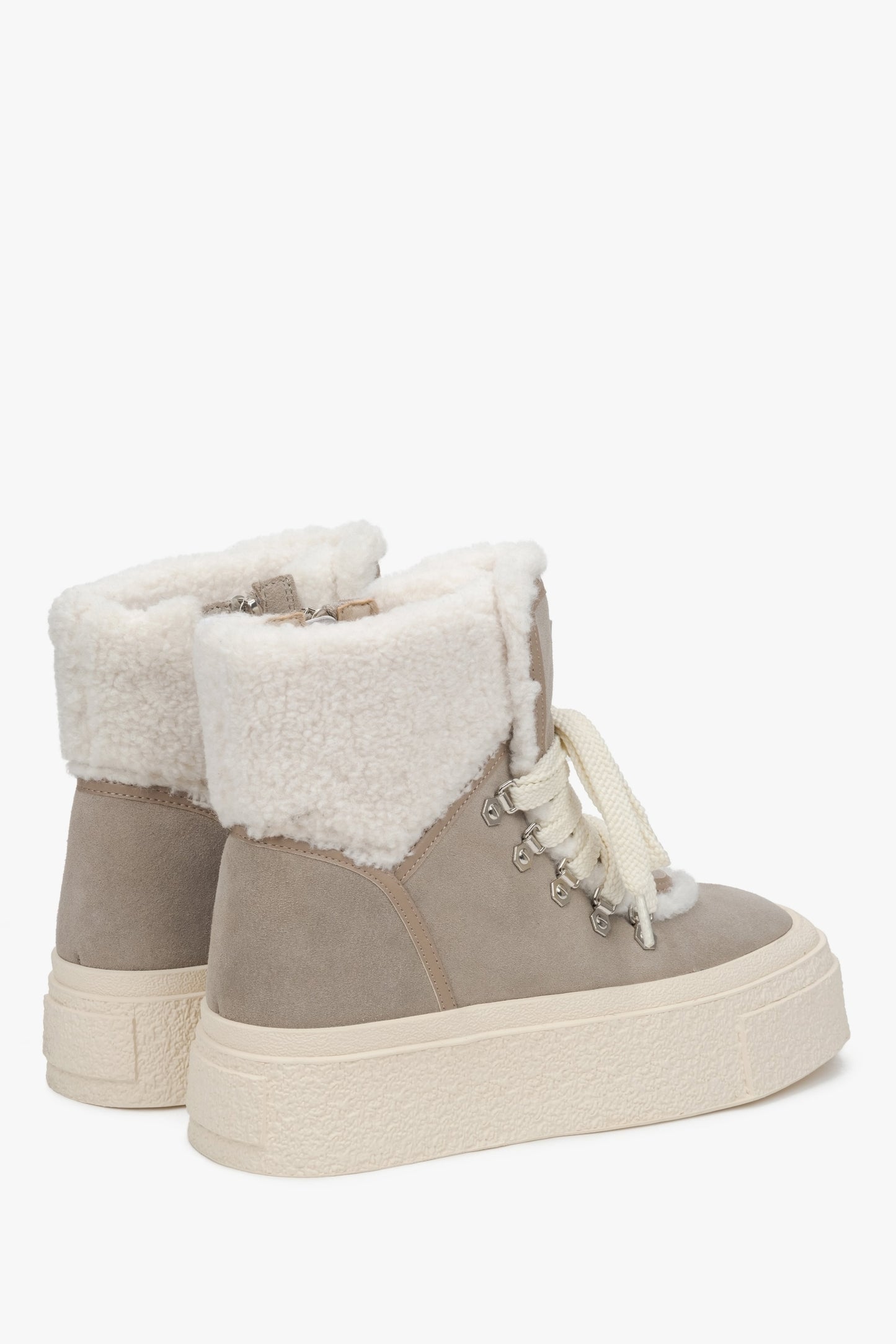 Damen-Winterstiefeletten aus grauem Naturvelours, ES8 – Rückansicht des Schuhs.