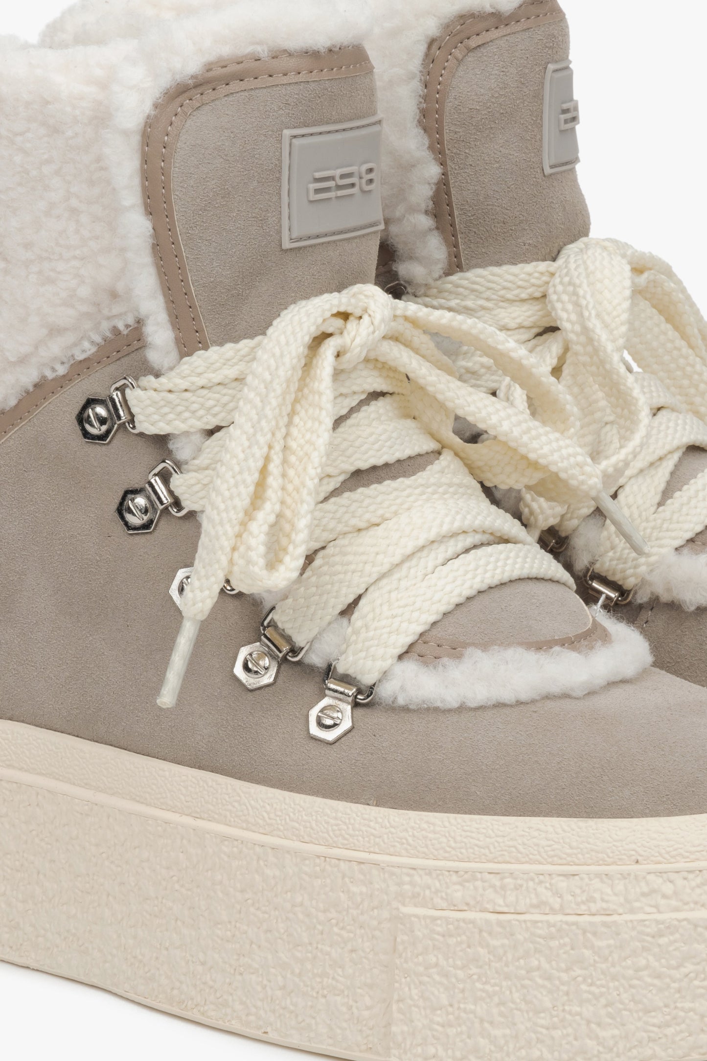 Graue Damenstiefeletten aus Velours, ES8 – Nahaufnahme der Details.