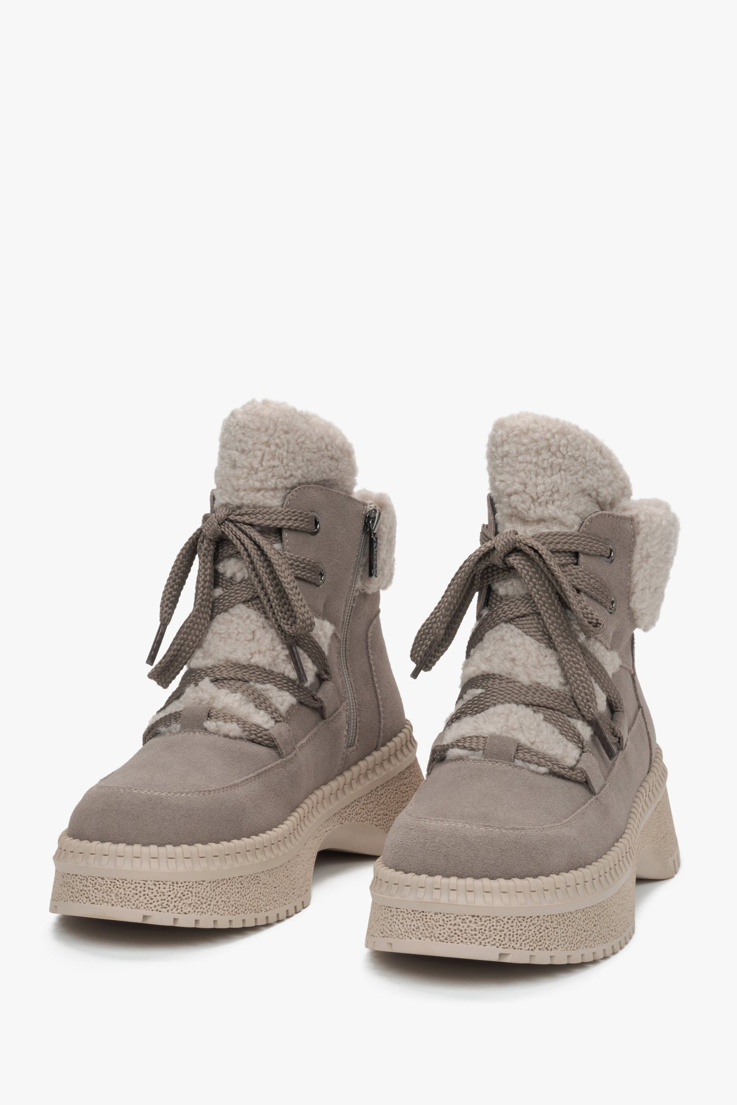 Damen-Winterstiefeletten aus grauem Naturvelours mit Isolierung von Estro – Vorderlinie des Schuhs.