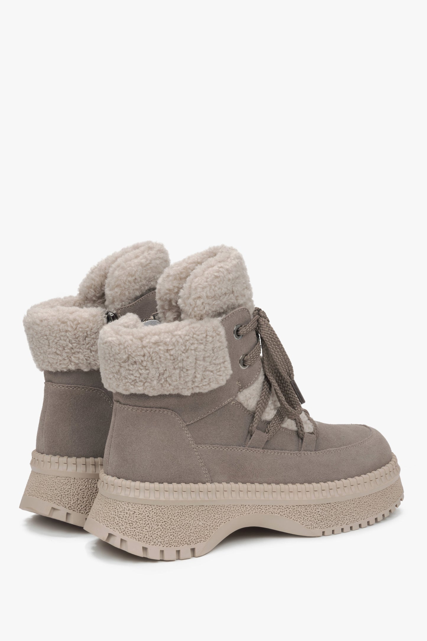 Damen-Winterstiefeletten aus grauem Naturvelours von Estro – Rückansicht des Schuhs
