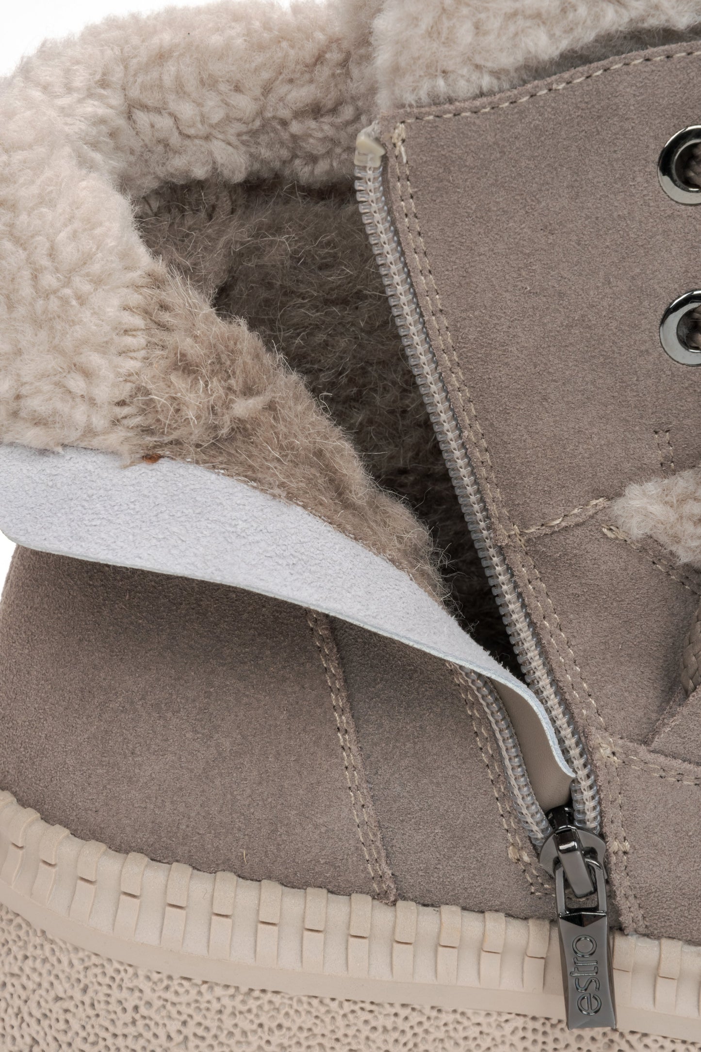 Damen-Winterstiefeletten aus grauem Naturvelours mit Wollfutter von Estro – Nahaufnahme des Futters.