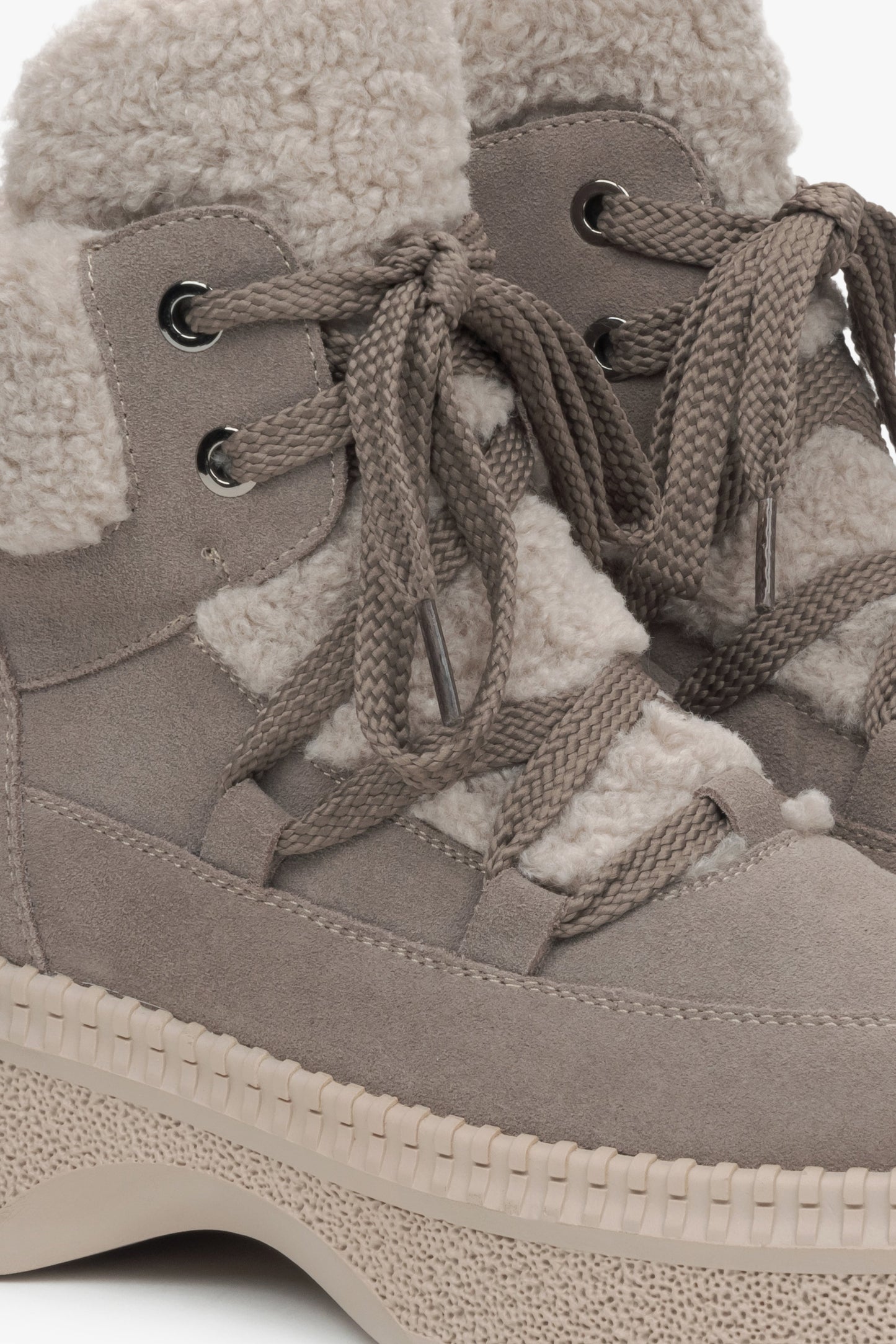 Graue Damenstiefeletten aus Velours von Estro – Nahaufnahme der Details.