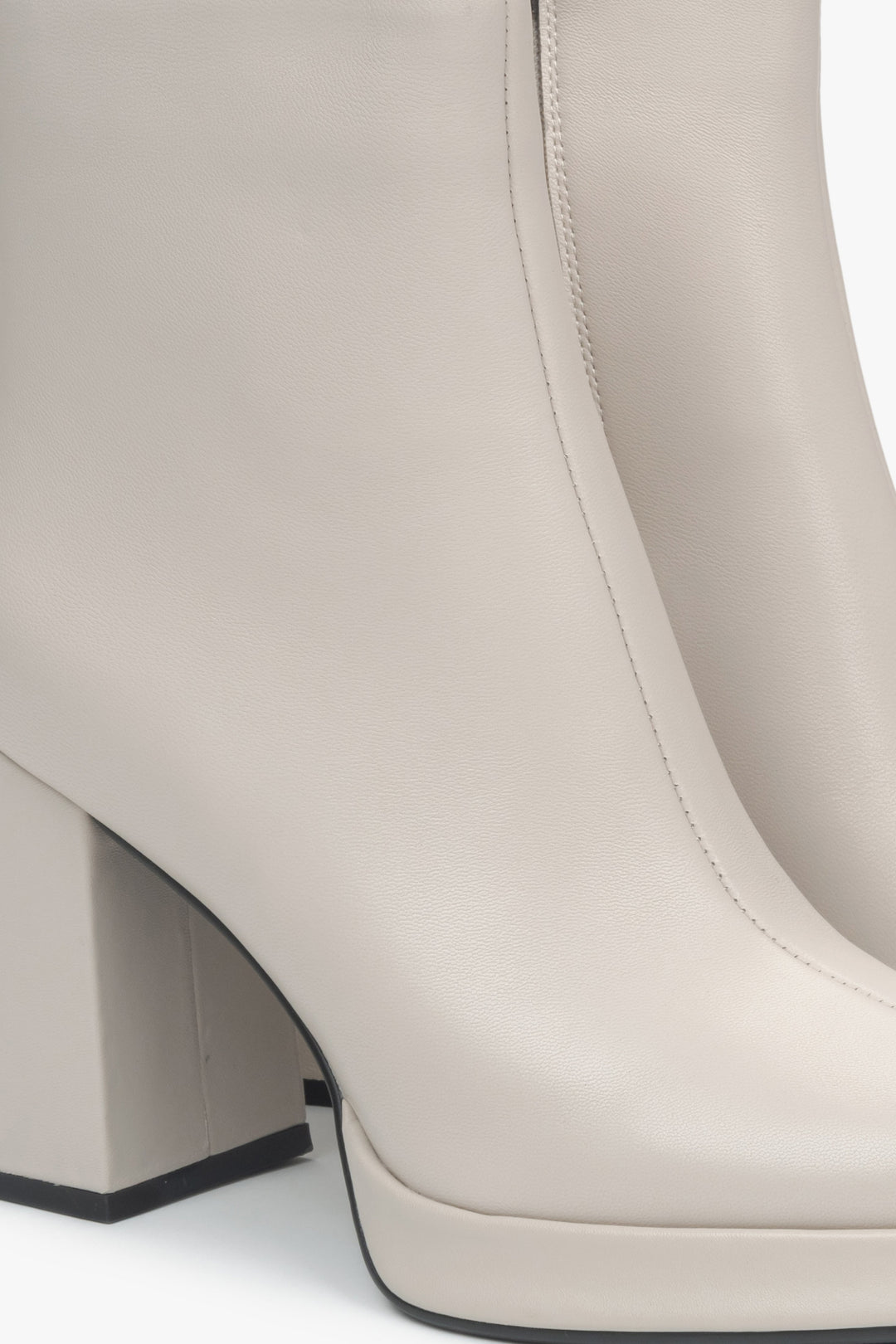 Klassische beigefarbene Damen Stiefeletten mit stabilem Blockabsatz Estro ER00115880