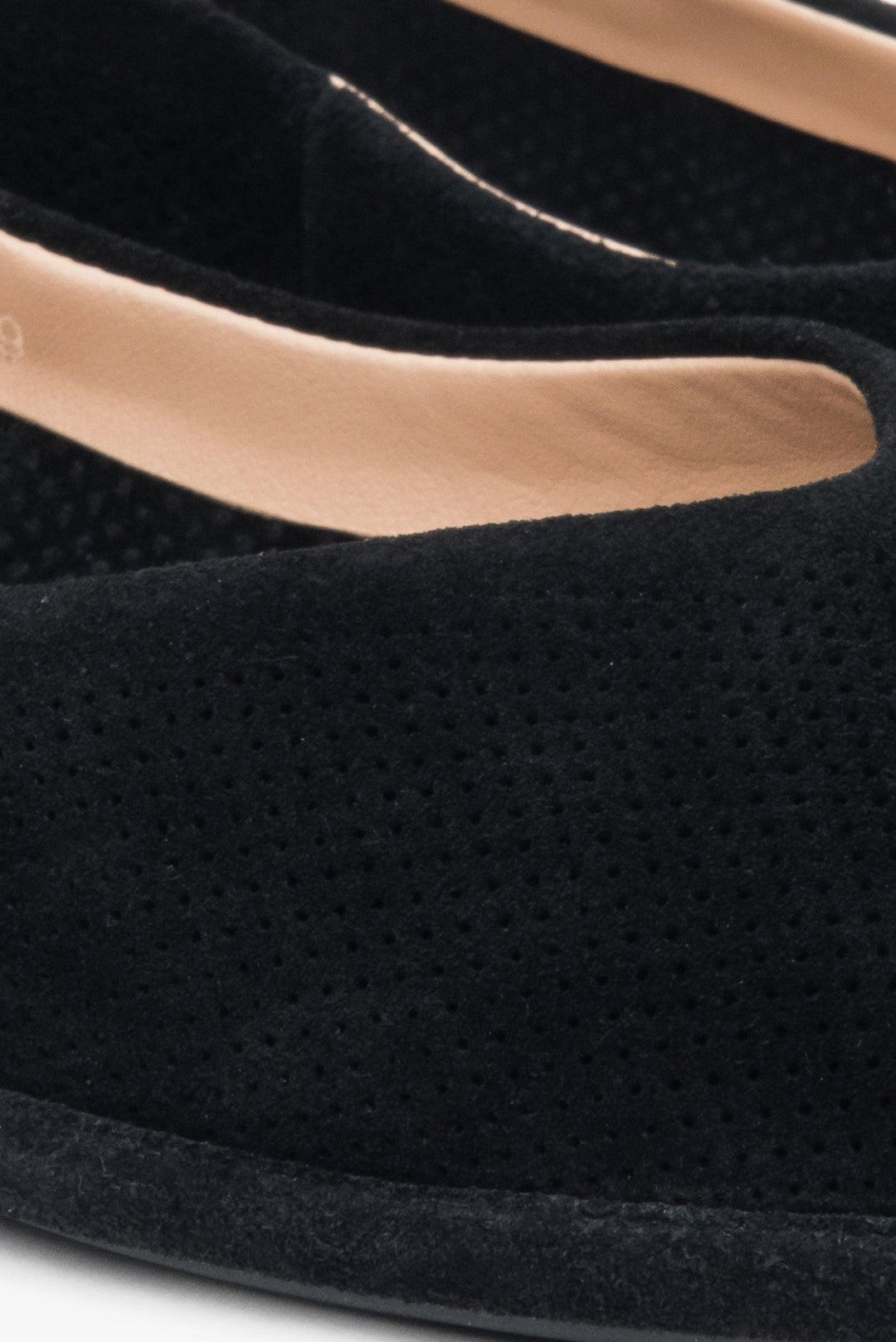 Detailaufnahme der perforierten Oberfläche und runden Schuhform – Estro ER00116922