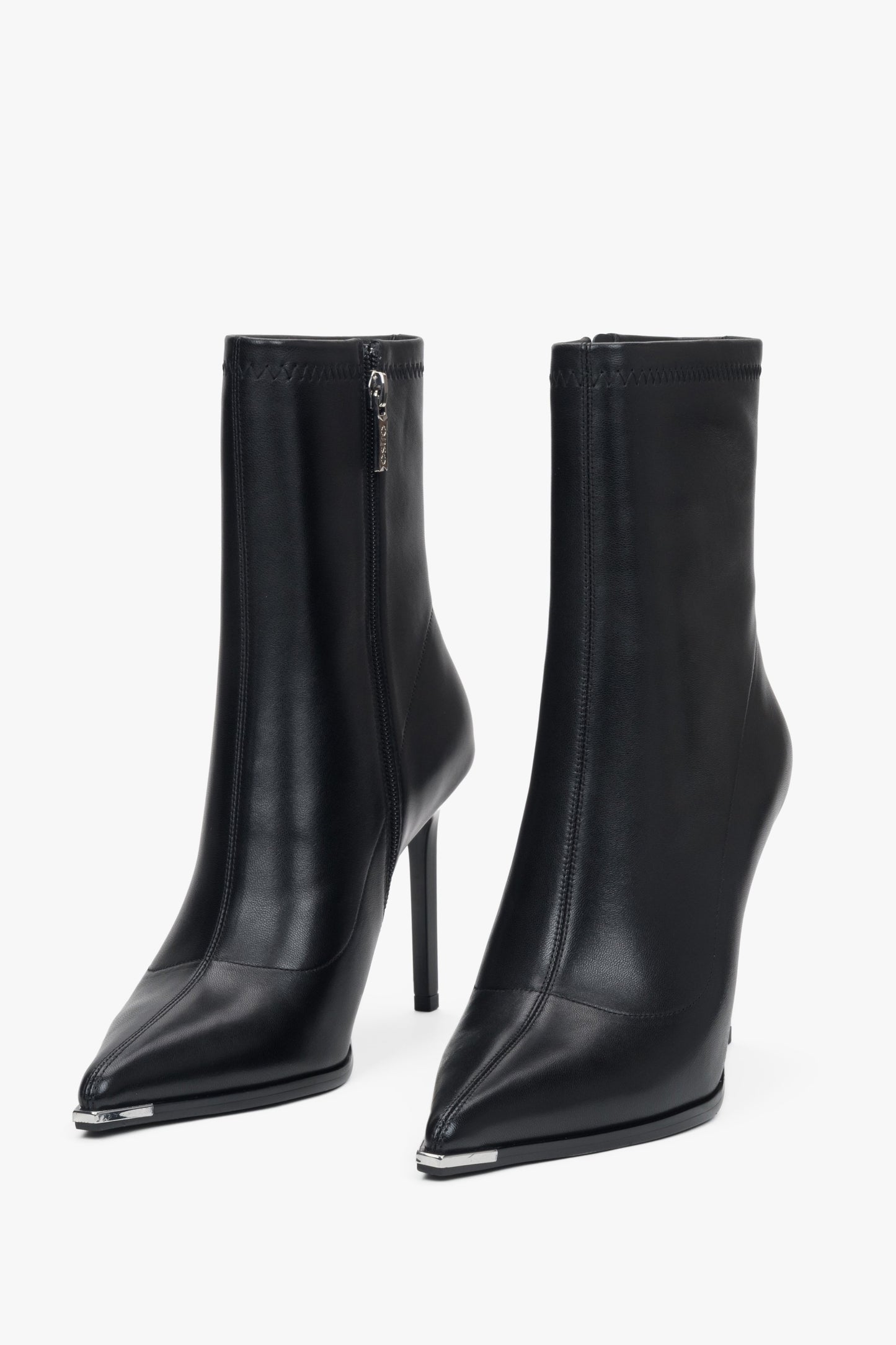 Damen-Lederstiefeletten mit Stiletto-Absatz in Schwarz und elastischem Schaft von Estro.