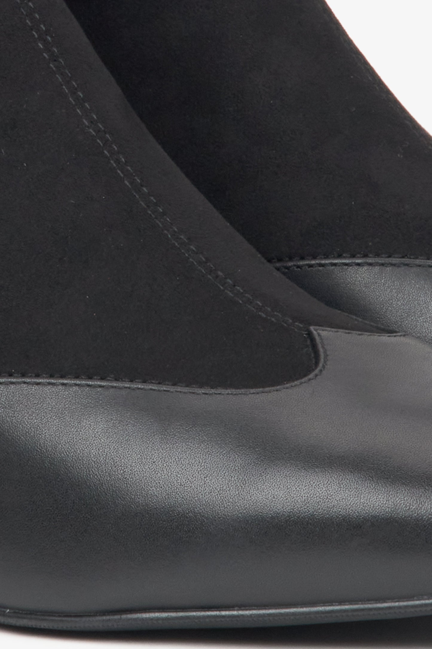 Damen-Stiefeletten in Schwarz mit niedrigem Absatz aus einer Kombination von Leder und weichen Textilien, entworfen von Estro – Details.