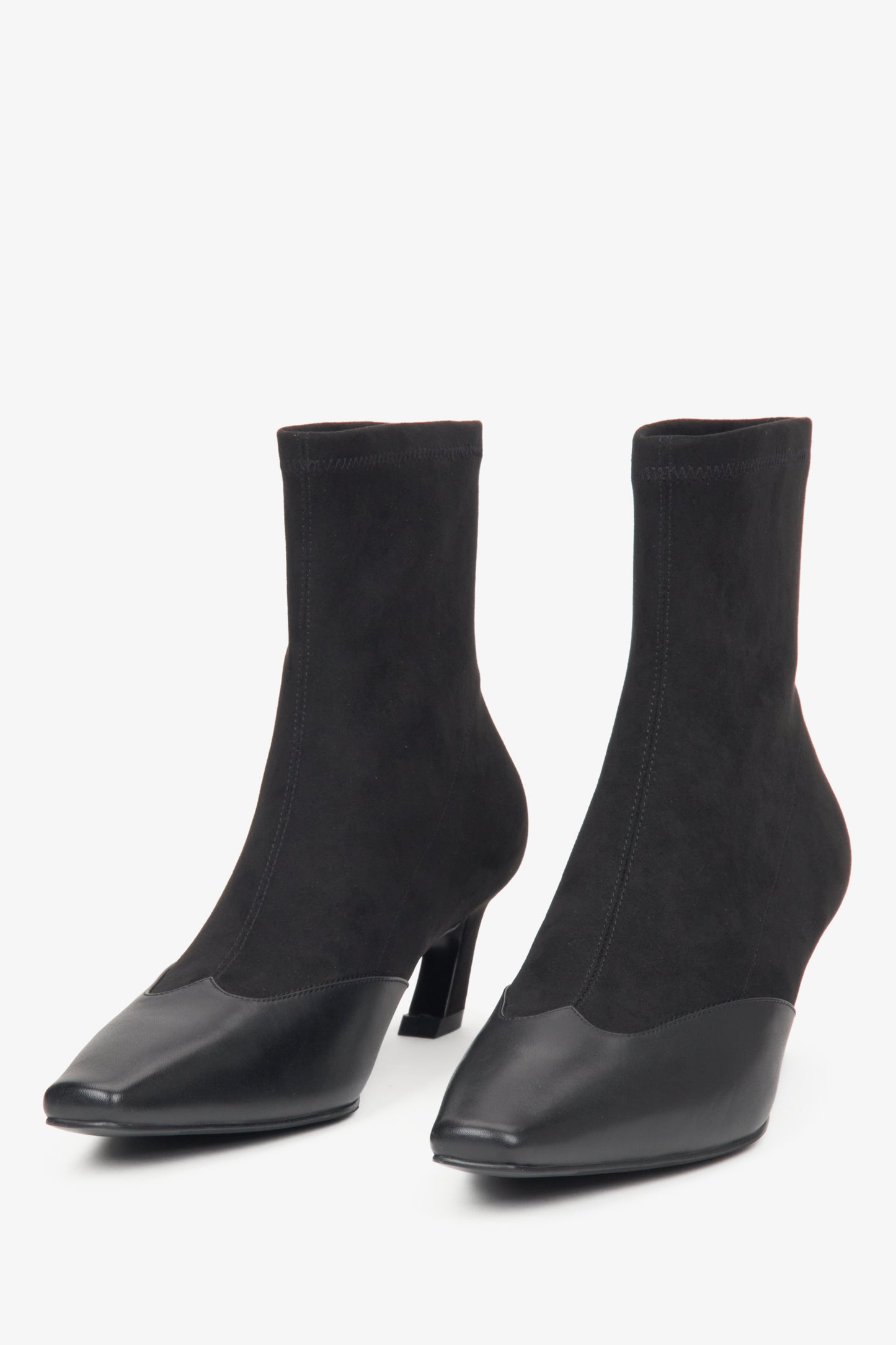 Schwarze Damen-Stiefeletten mit niedrigem Absatz aus weichen Textilien und Leder, entworfen von Estro.