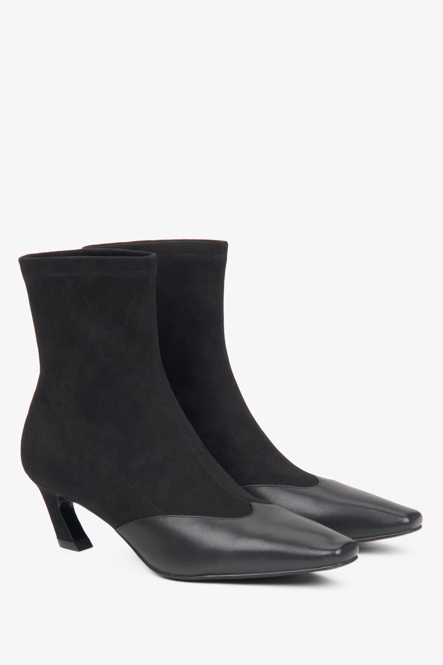 Damen-Stiefeletten in Schwarz von Estro, gefertigt aus weichen Textilien und Leder mit niedrigem Absatz.