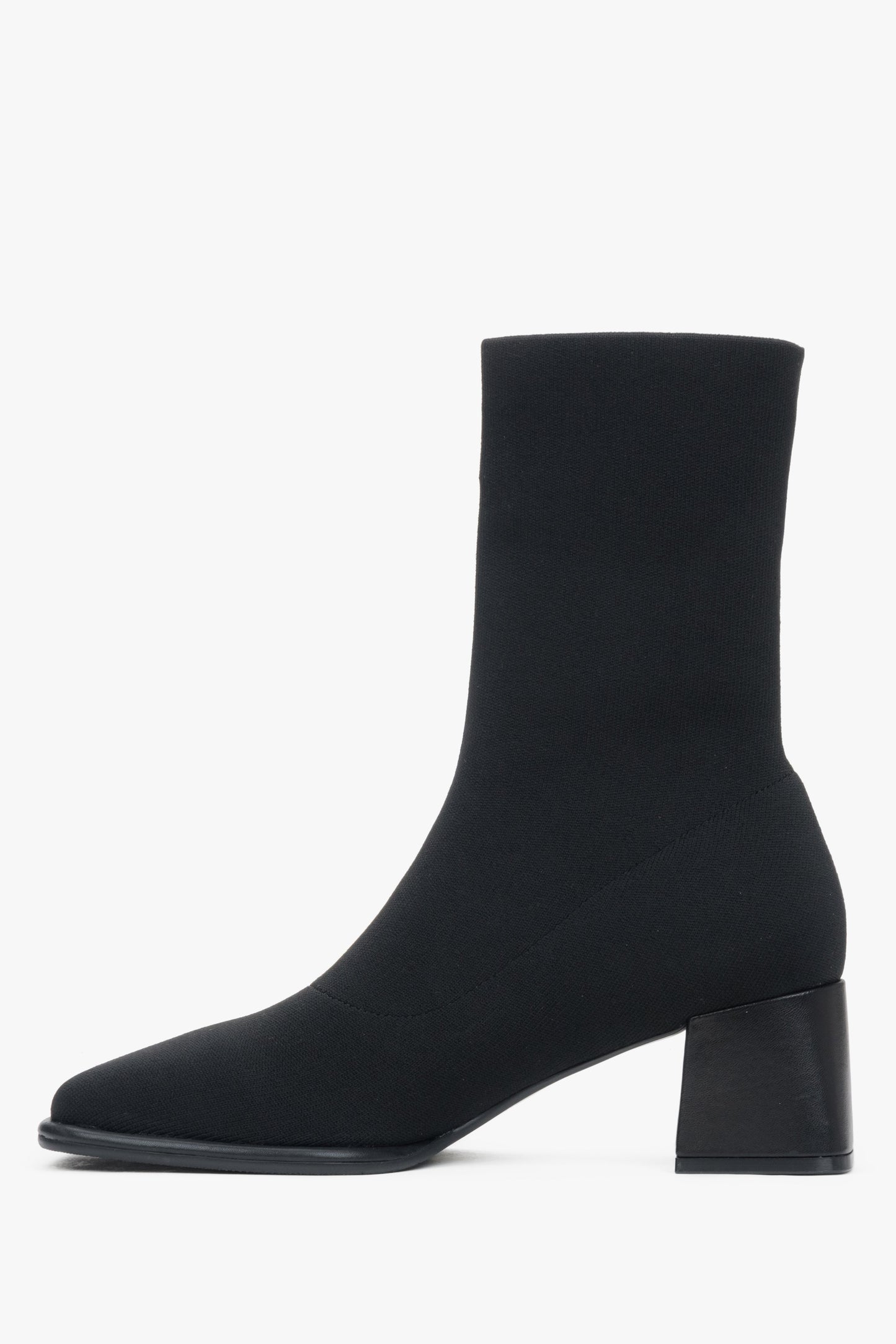 Estro Damen-Stiefeletten in Schwarz mit niedrigem Absatz und weichem Schaft – Seitenansicht.