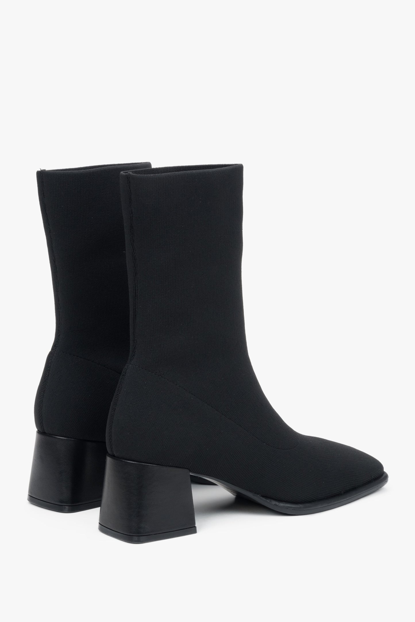 Stylische Damen-Stiefeletten in Schwarz mit niedrigem Absatz und weichem Schaft von Estro – Nahaufnahme des Absatzes.