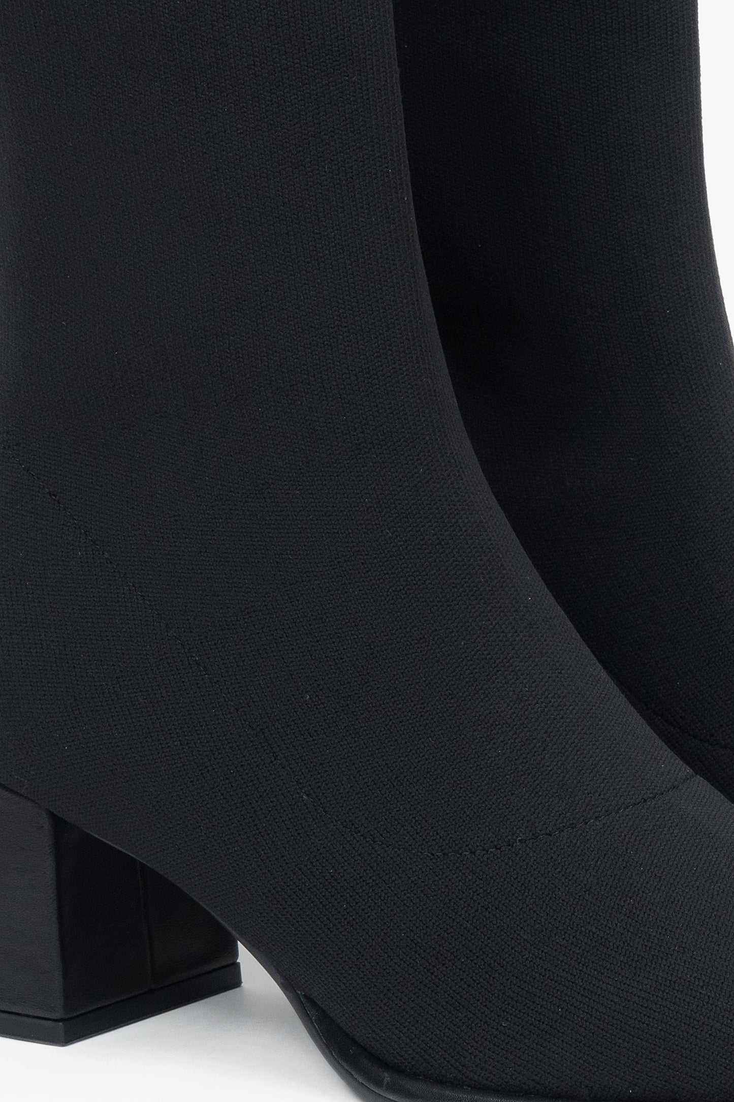 Damen-Stiefeletten in Schwarz mit niedrigem Absatz und bequemem, weichem Schaft von Estro – Details.