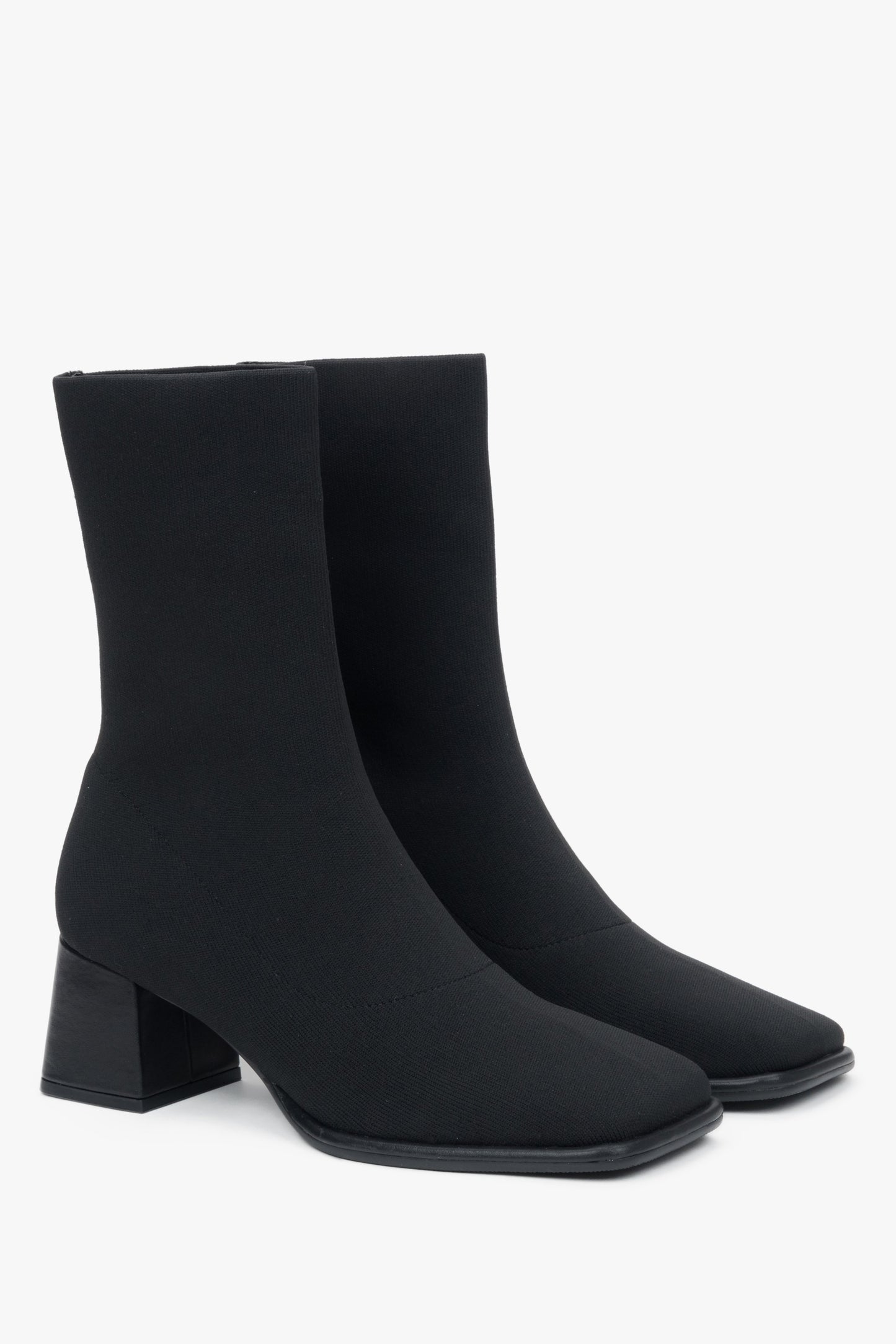 Schwarze Damen-Stiefeletten mit niedrigem Absatz und weichem Schaft von Estro.