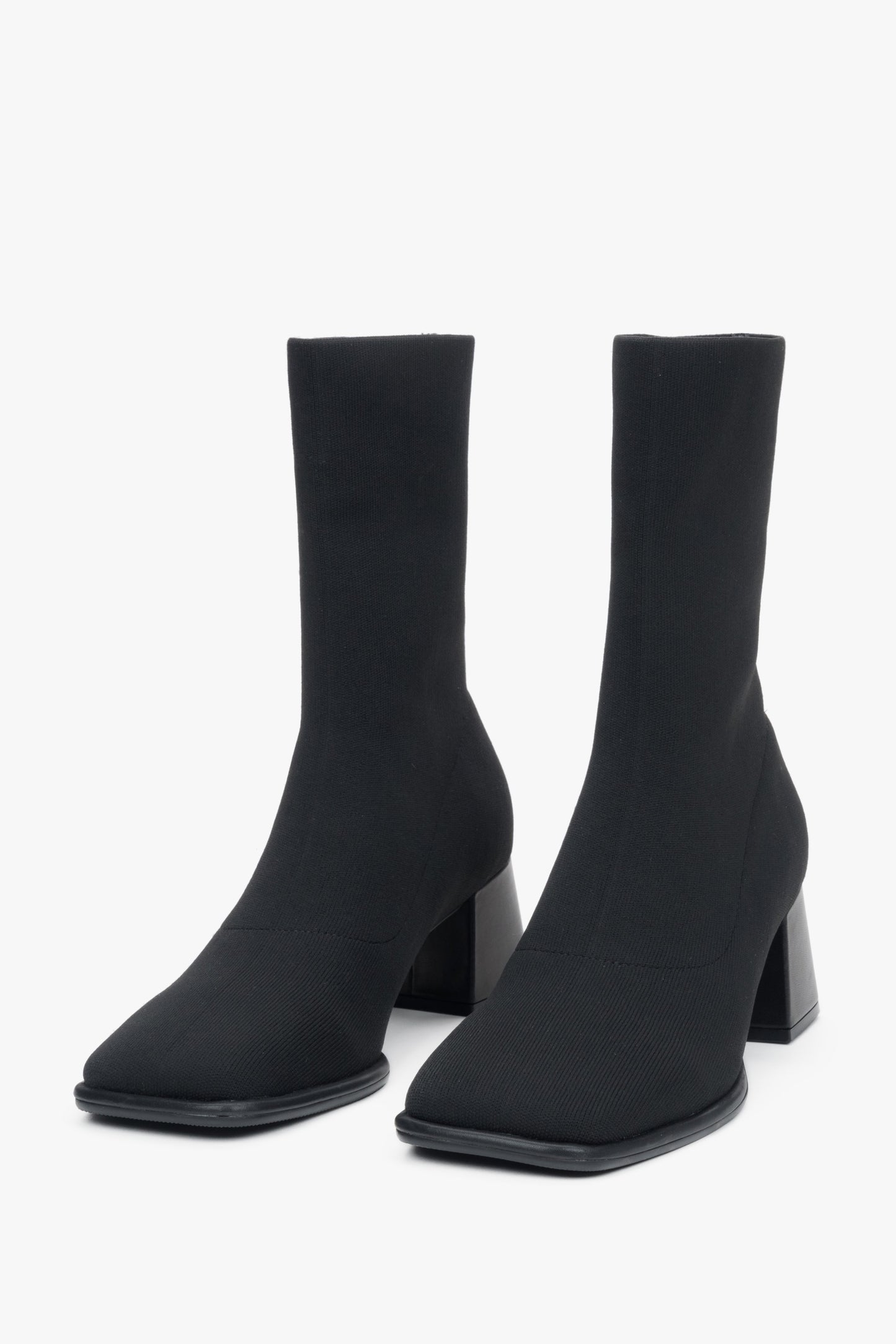 Damen-Stiefeletten in Schwarz mit niedrigem Absatz und weichem Schaft von Estro.