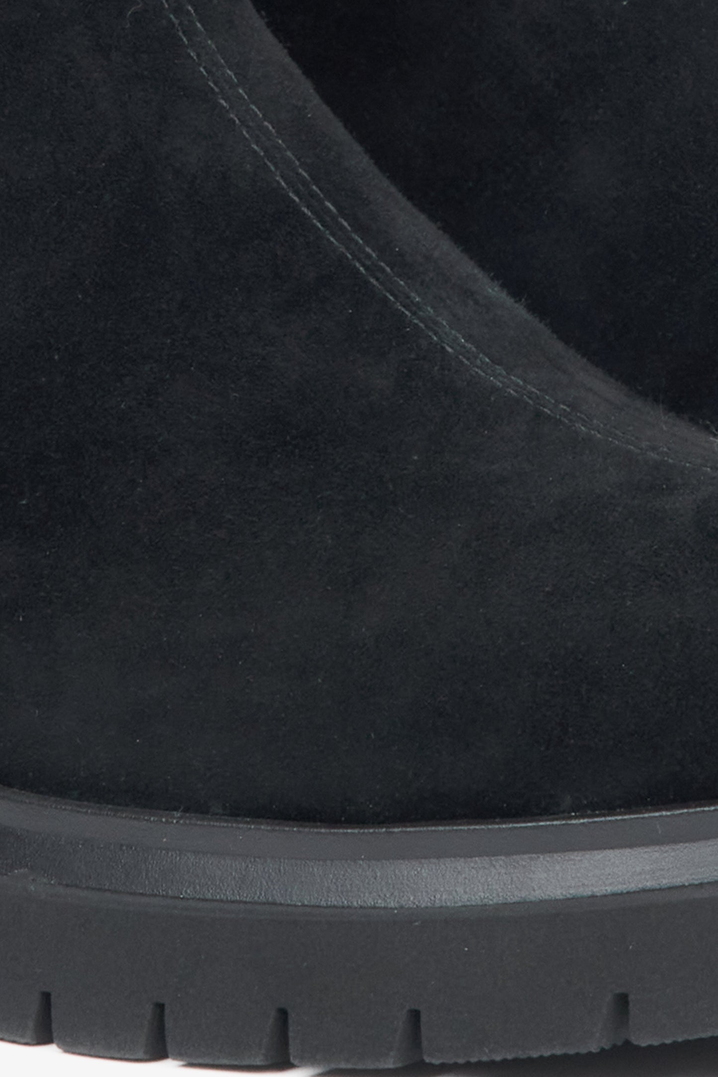 Damen-Stiefeletten aus schwarzem Velours – Details.
