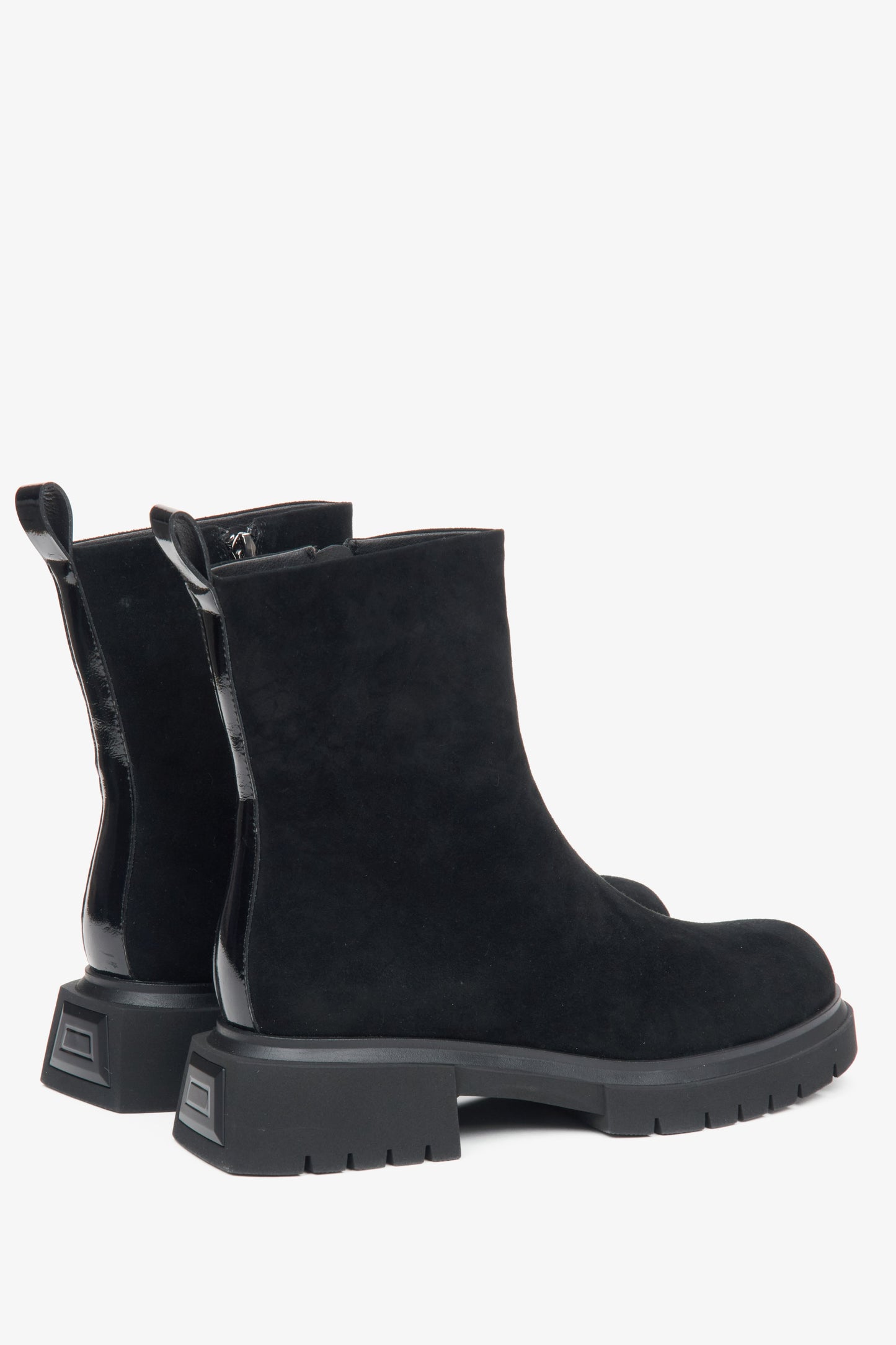 Damen-Winterstiefeletten aus echtem Velours mit Wollfutter von Estro in Schwarz – Nahaufnahme der Seitenlinie und des hohen Schafts.