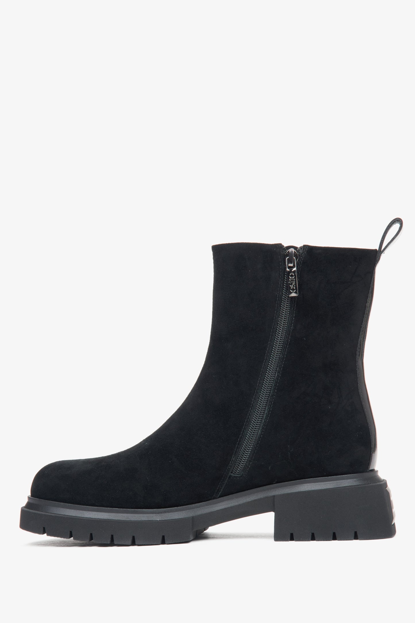 Stylische Damen-Winterstiefeletten in Schwarz aus echtem Velours mit Wollfutter von Estro – Seitenansicht des Schuhs.