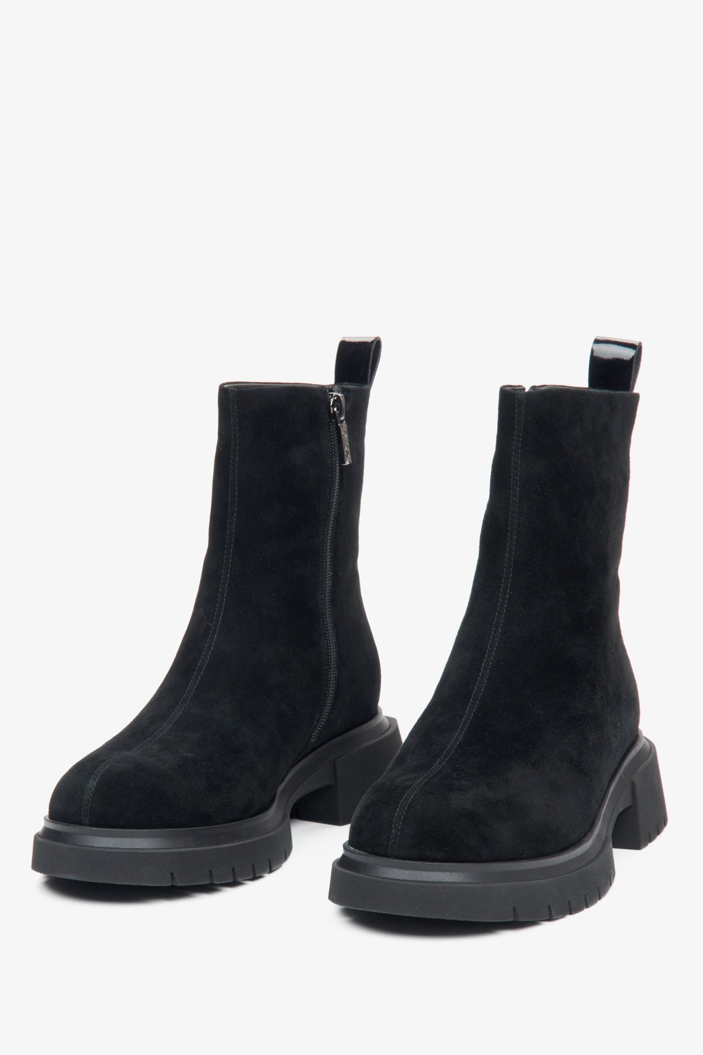 Estro Damen-Winterstiefeletten in Schwarz aus echtem Velours mit Wollfutter – Nahaufnahme der Schuhspitze.