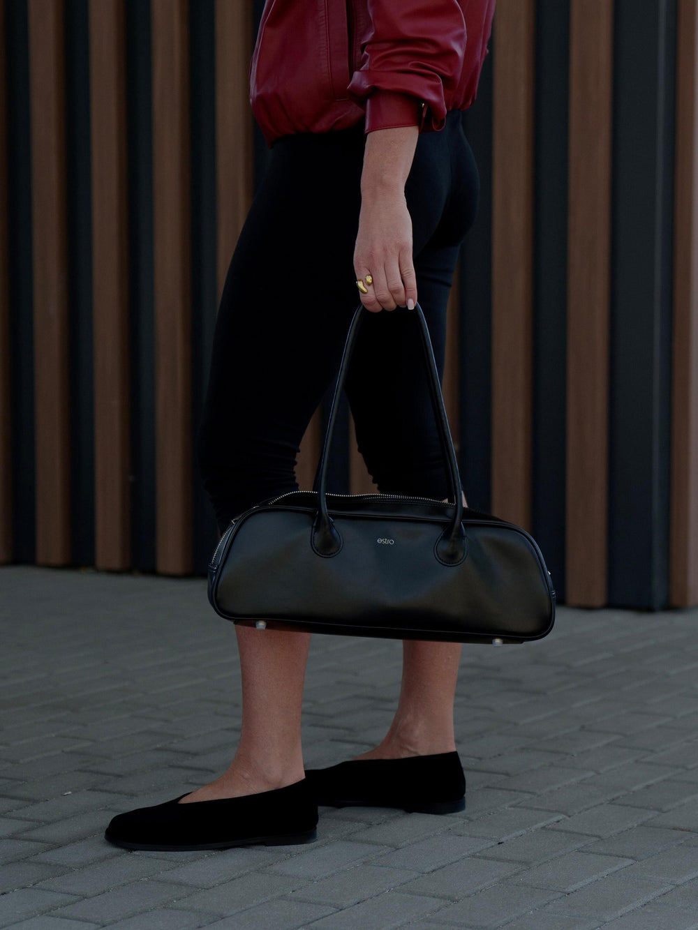 Schwarze Akzente in eleganter Ausführung: Barefoot-Ballerinas aus Veloursleder und die Estro Ledertasche ER00116260.