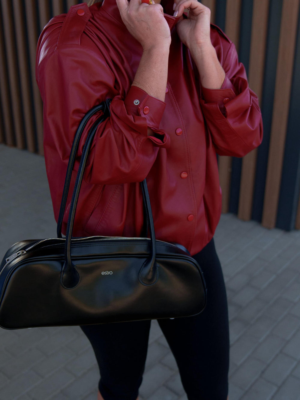 Schwarz in seiner schönsten Form – Estro Lederschultertasche, die zu jedem Outfit passt.