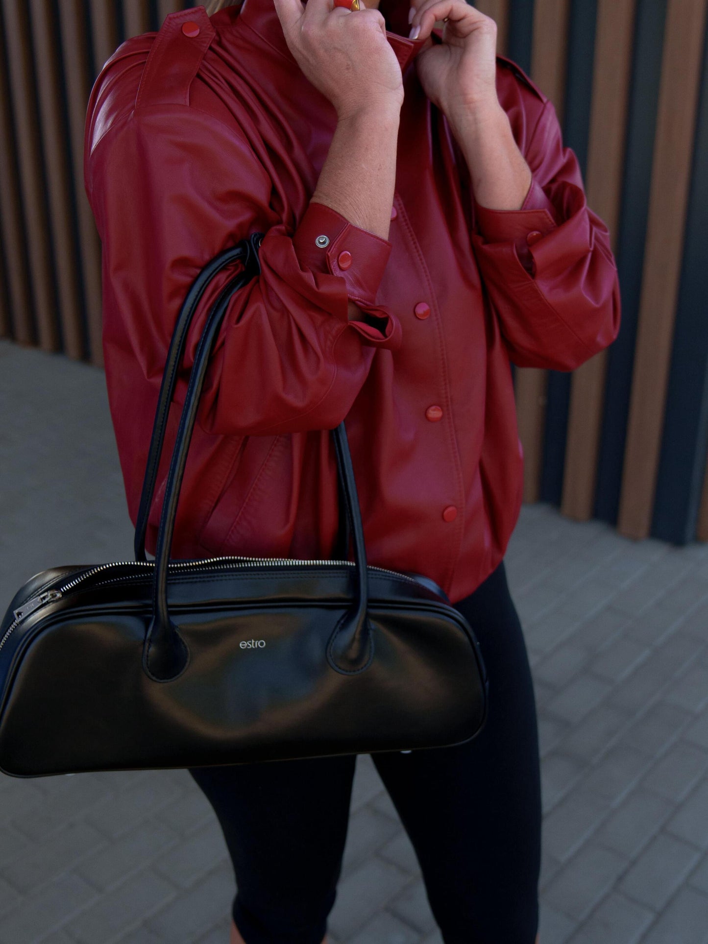 Schwarz in seiner schönsten Form – Estro Lederschultertasche, die zu jedem Outfit passt.