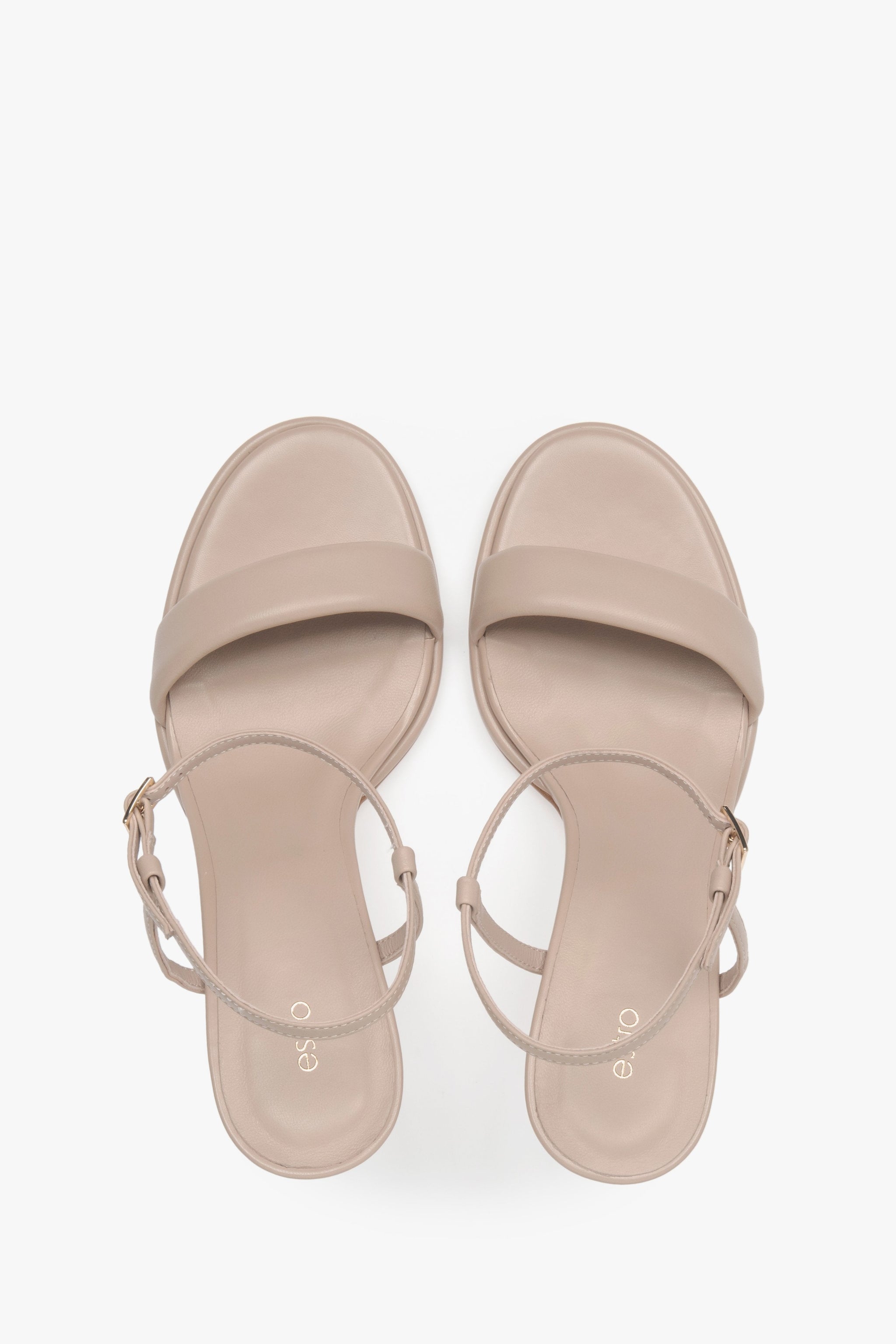Bequeme beige Damen-Sandalen von Estro aus Naturleder – Präsentation von oben.