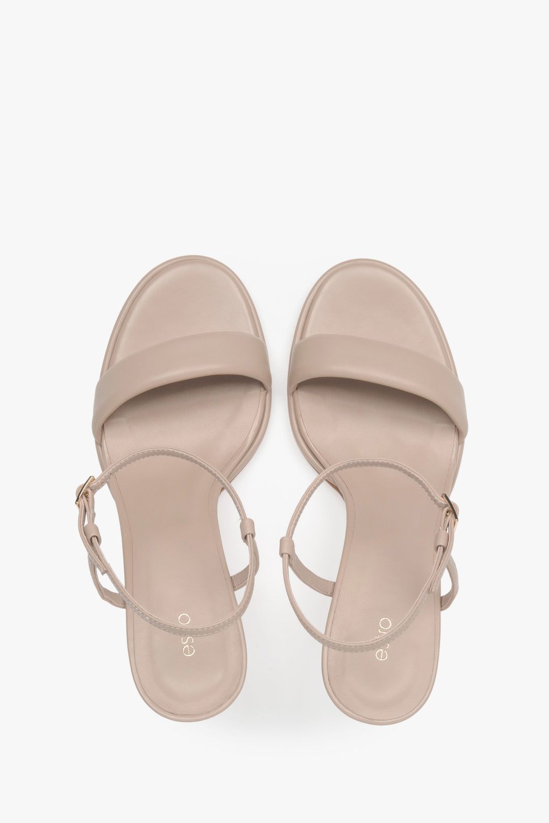 Bequeme beige Damen-Sandalen von Estro aus Naturleder – Präsentation von oben.