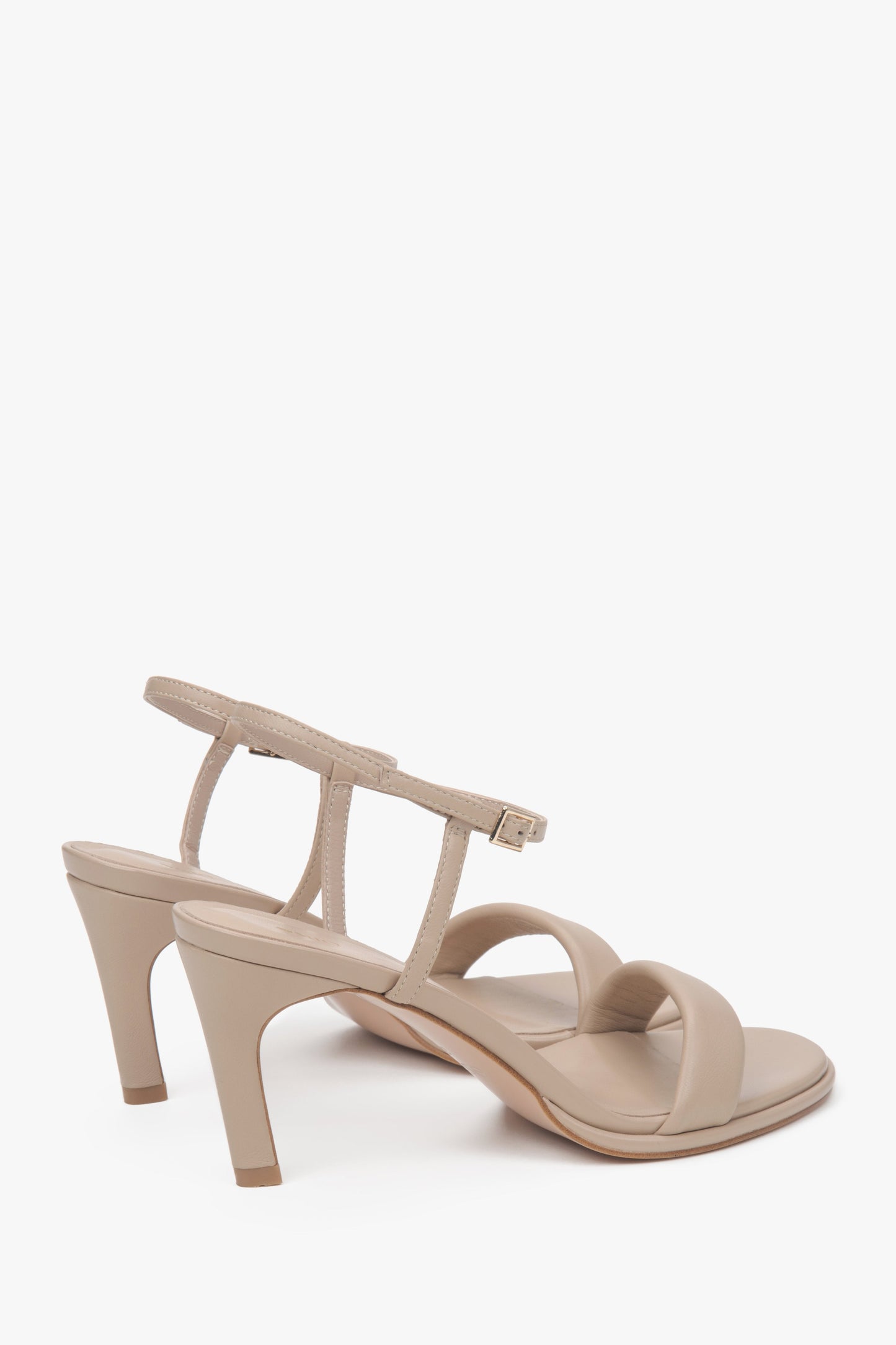 Zarte beige Damen-Sandalen von Estro aus Naturleder.