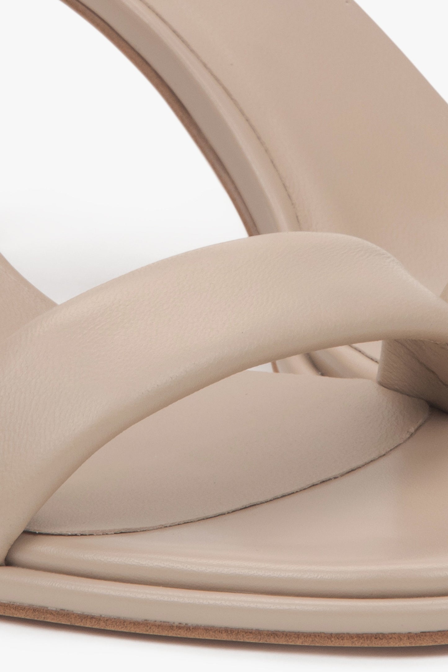 Beige Leder-Sandalen für Damen von Estro – Details.