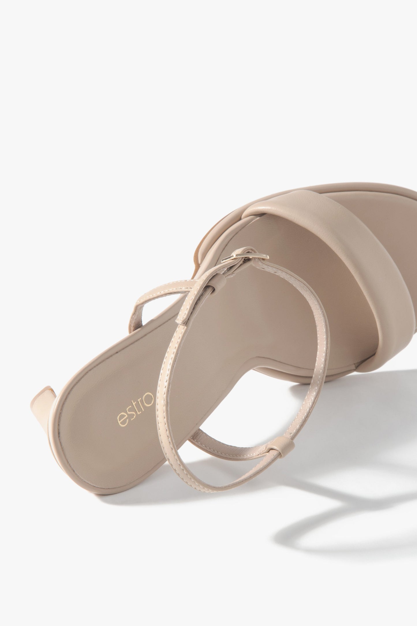 Bequeme beige Damen-Sandalen von Estro aus Naturleder – Details.