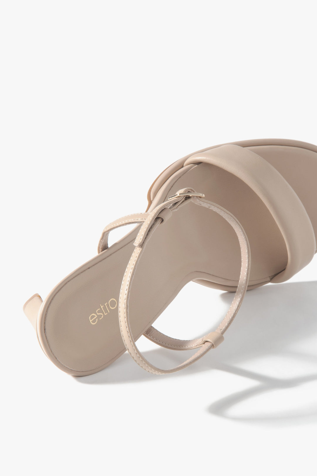 Bequeme beige Damen-Sandalen von Estro aus Naturleder – Details.
