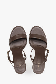 Bequeme dunkelbraune Damen-Sandalen von Estro aus Naturleder – von oben gesehen.