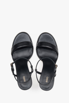 Bequeme schwarze Damen-Sandalen von Estro aus Naturleder – Präsentation von oben.