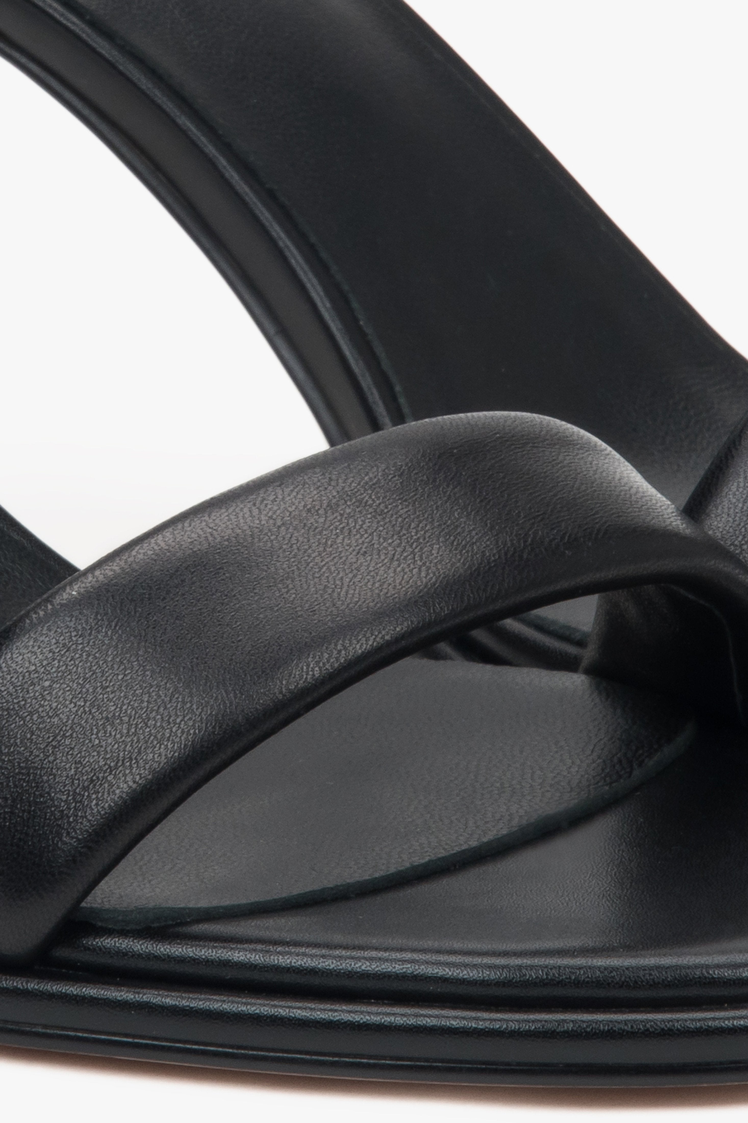 Schwarze Leder-Sandalen für Damen von Estro – Details.