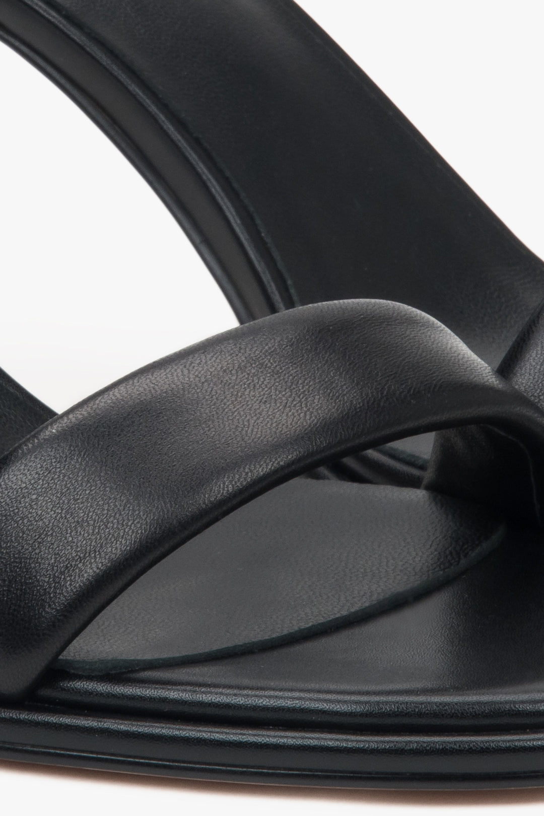 Schwarze Leder-Sandalen für Damen von Estro – Details.