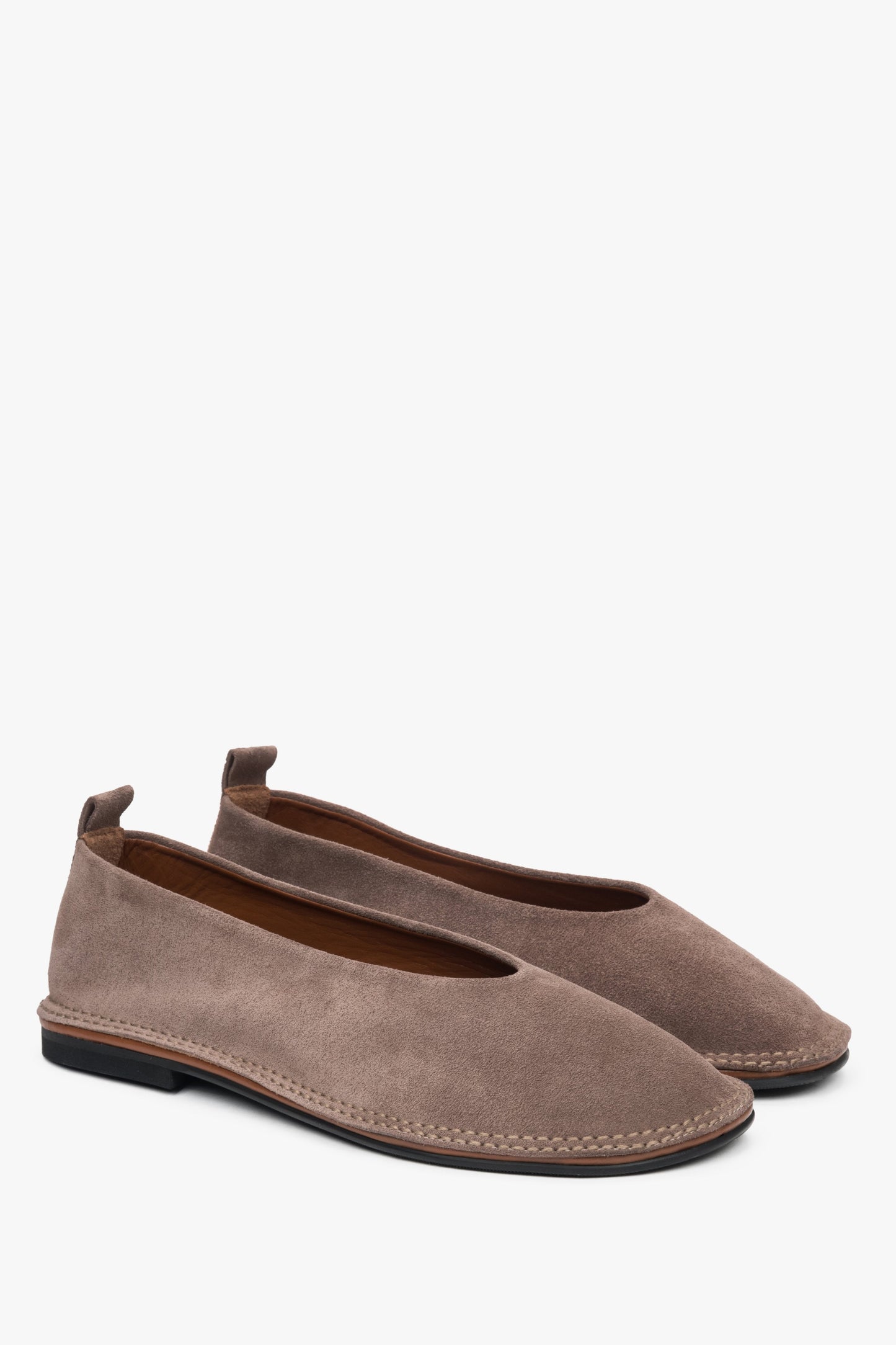 Bequeme und stilvolle Damen-Ballerinas von Estro aus Velours in Dunkelbeige – für einen Hauch von Luxus.