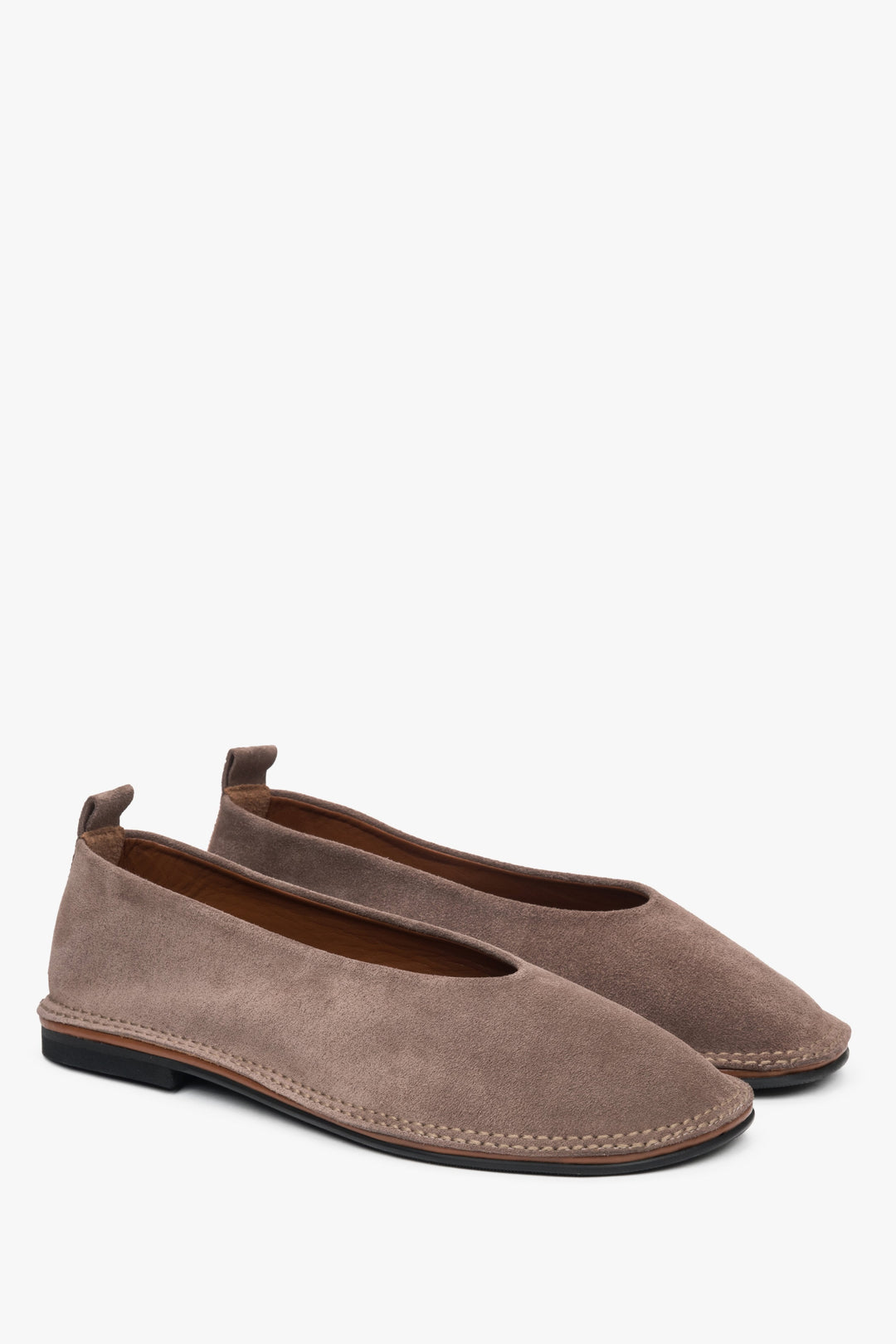 Bequeme und stilvolle Damen-Ballerinas von Estro aus Velours in Dunkelbeige – für einen Hauch von Luxus.