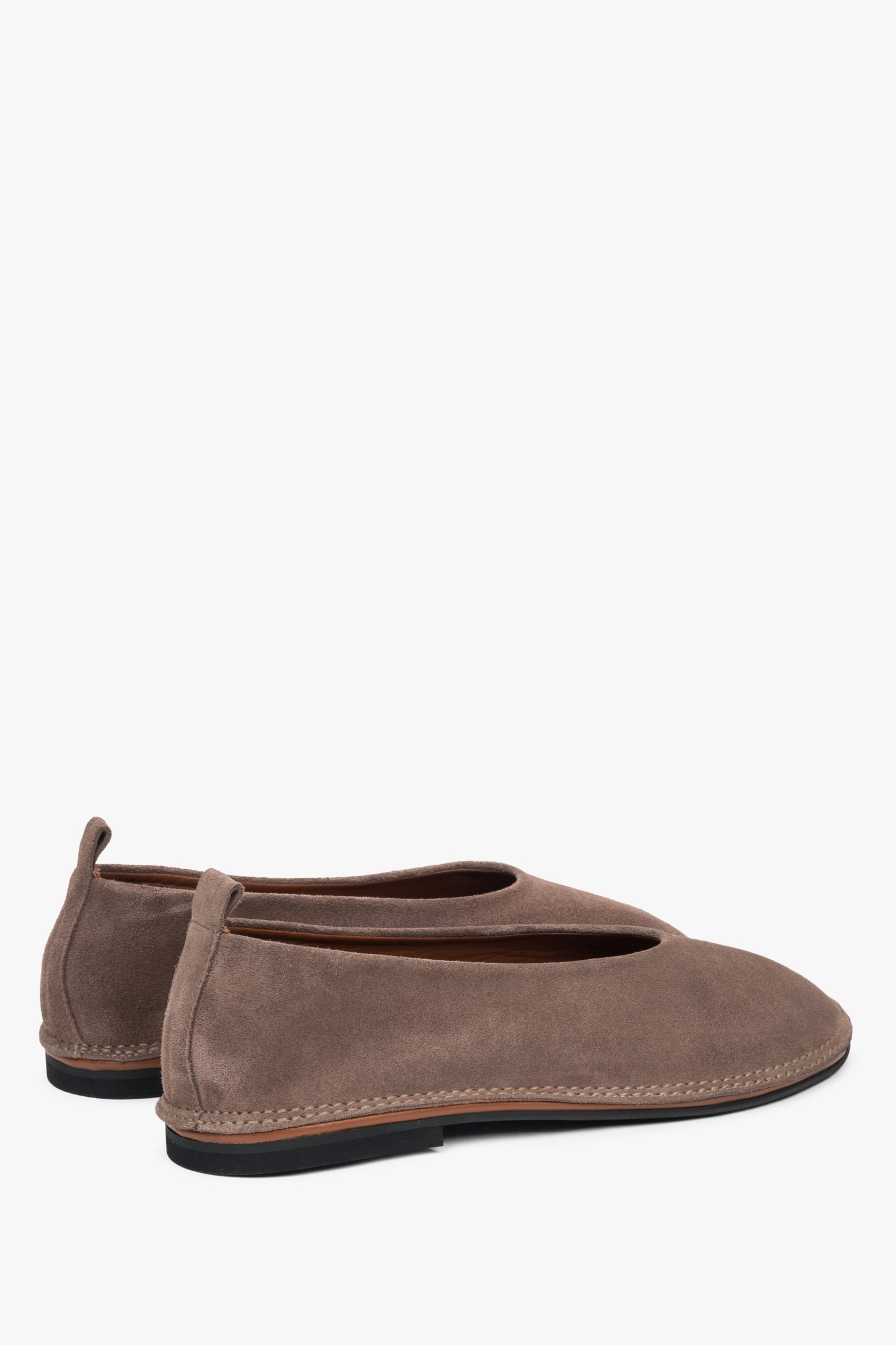 Klassische Damen-Ballerinas - Dunkelbeige, mit weichem Velours für einen modernen Twist.