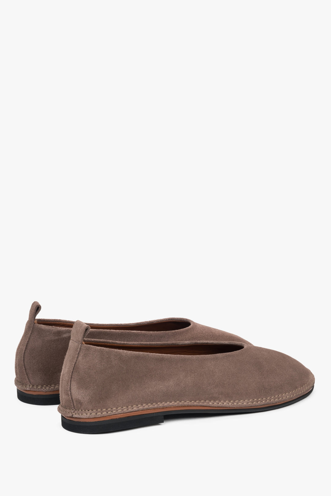 Klassische Damen-Ballerinas - Dunkelbeige, mit weichem Velours für einen modernen Twist.